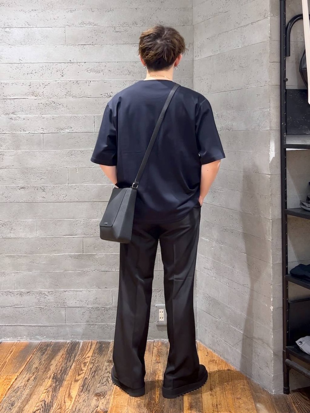 ブラック系のショルダーバッグ、ブルー系のTシャツ/カットソー、ブラック系のドレスシューズを着用したメンズの夏コーディネートの3枚目の写真