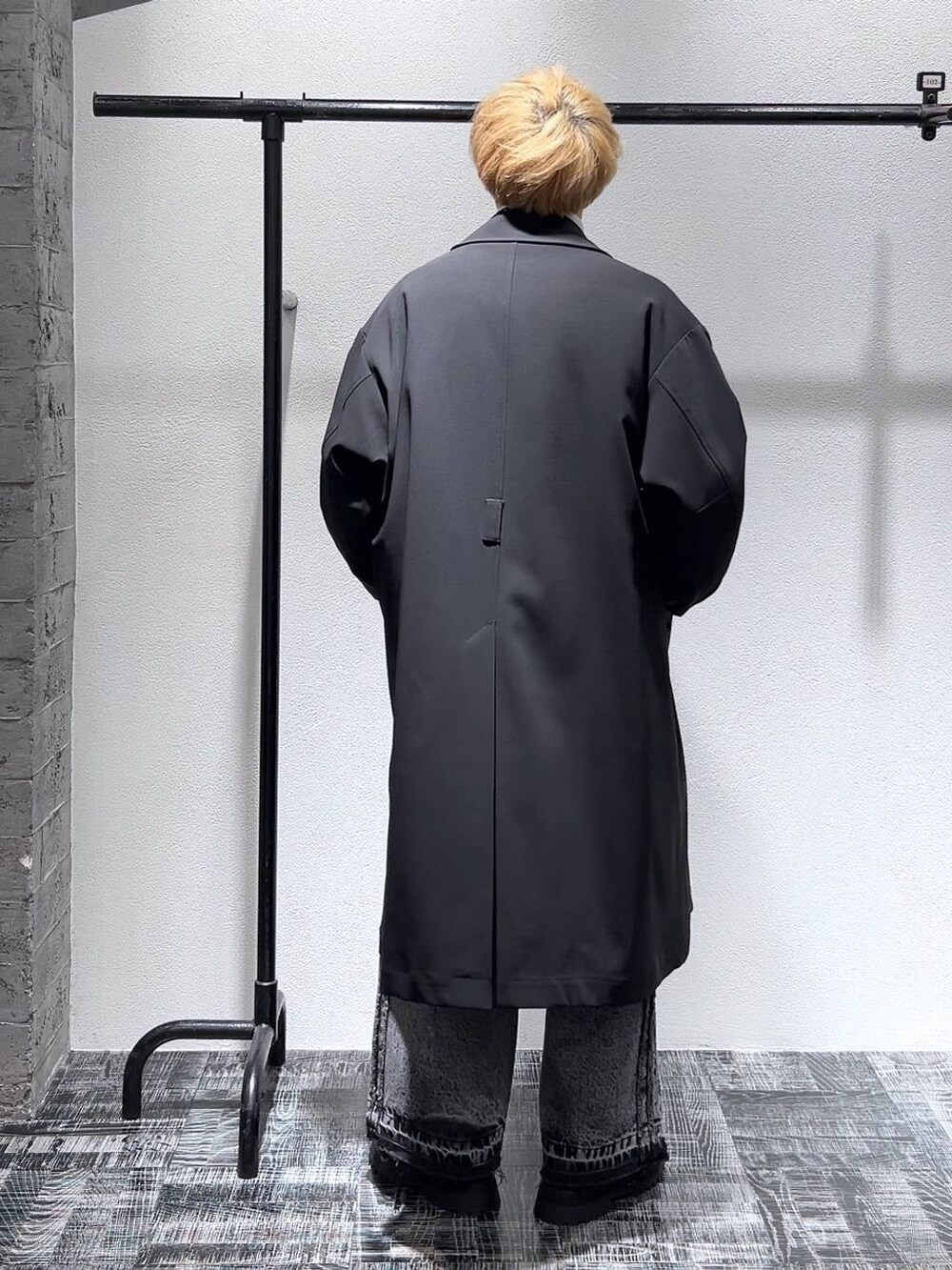 ブラック系のブーツ、ブラック系のカーディガン/ボレロ、ホワイト系のスウェットを着用したメンズの冬コーディネートの5枚目の写真