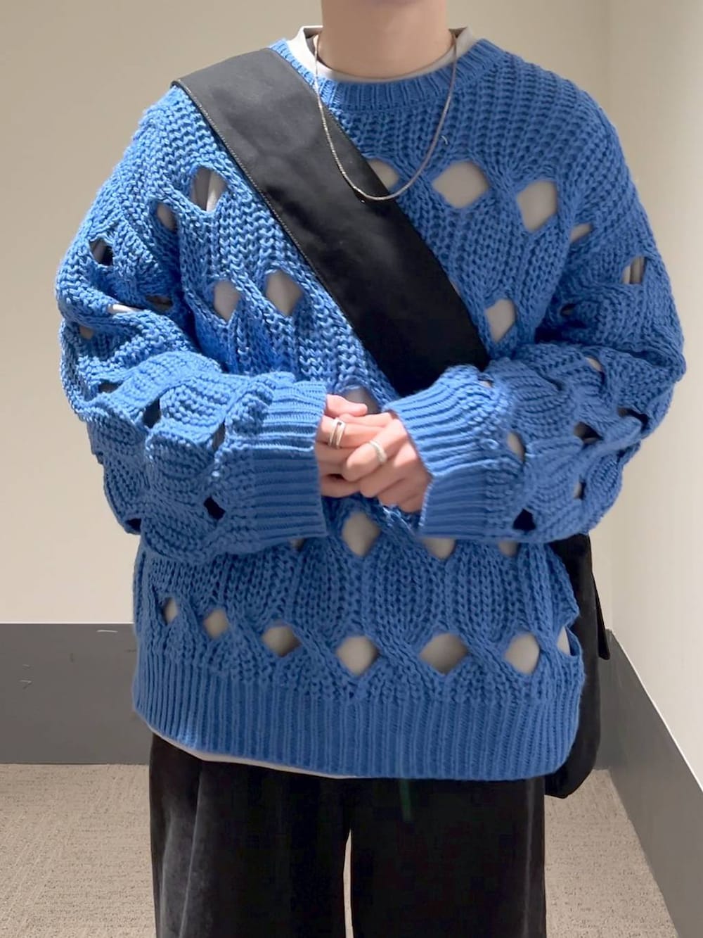 ブラック系のドレスシューズ、グレー系のスウェット、ブラック系のデニムパンツを着用したメンズの冬コーディネートの5枚目の写真