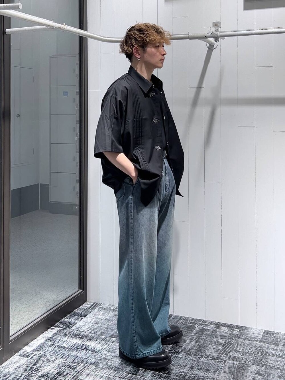 ブルー系のデニムパンツ、ブラック系のシャツ/ブラウス、ブラック系のドレスシューズを着用したメンズの夏コーディネートの2枚目の写真