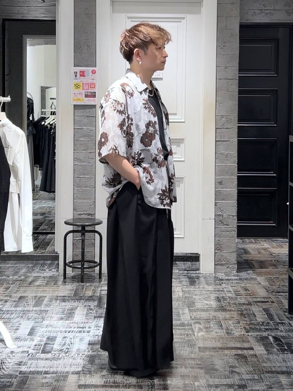 ブラック系のサンダル、ブラック系のその他パンツ、グレー系のシャツ/ブラウスを着用したメンズの夏コーディネートの2枚目の写真