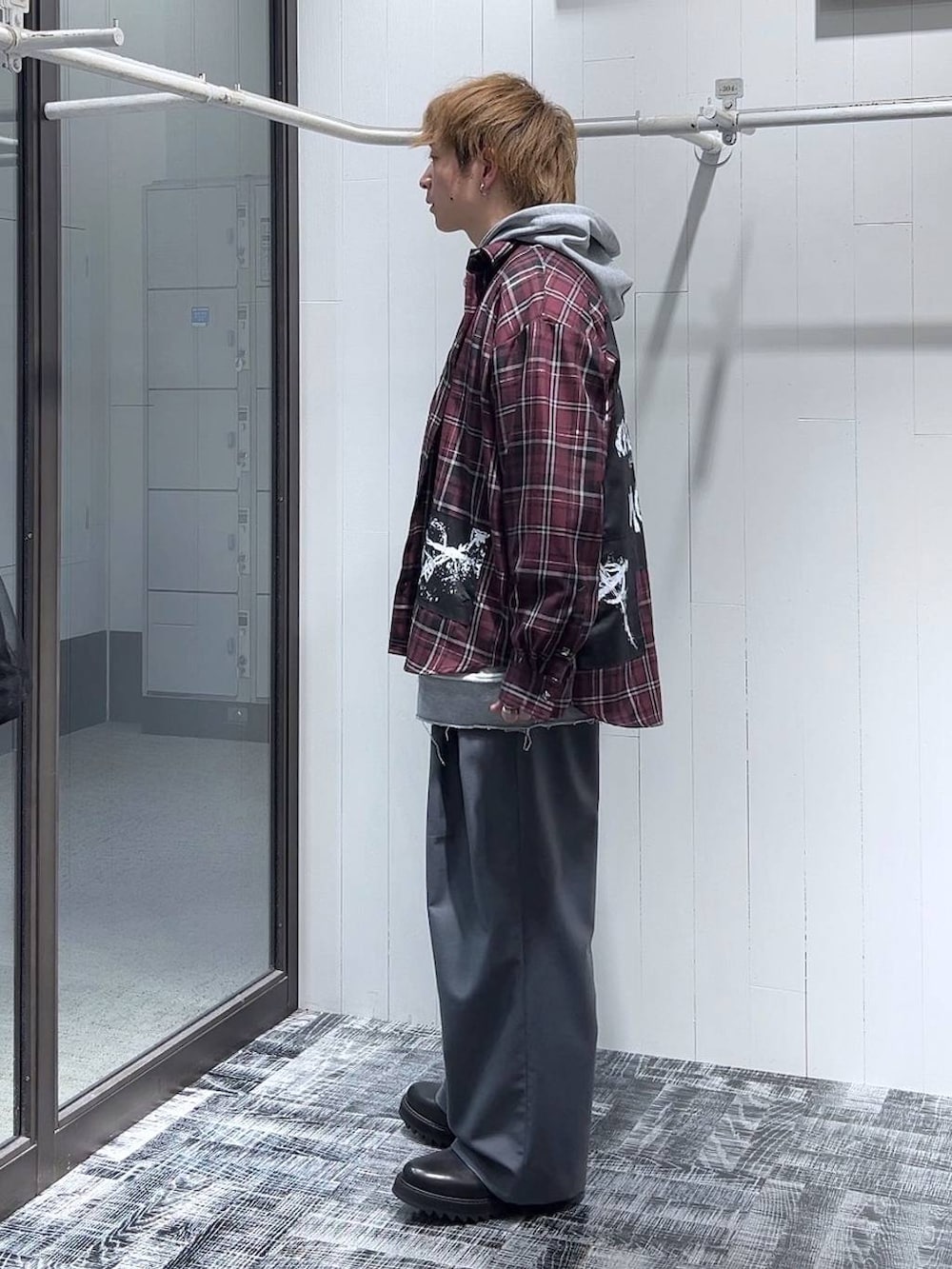 グレー系のパーカー、ブラック系のドレスシューズ、グレー系のスラックスを着用したメンズの春コーディネートの4枚目の写真