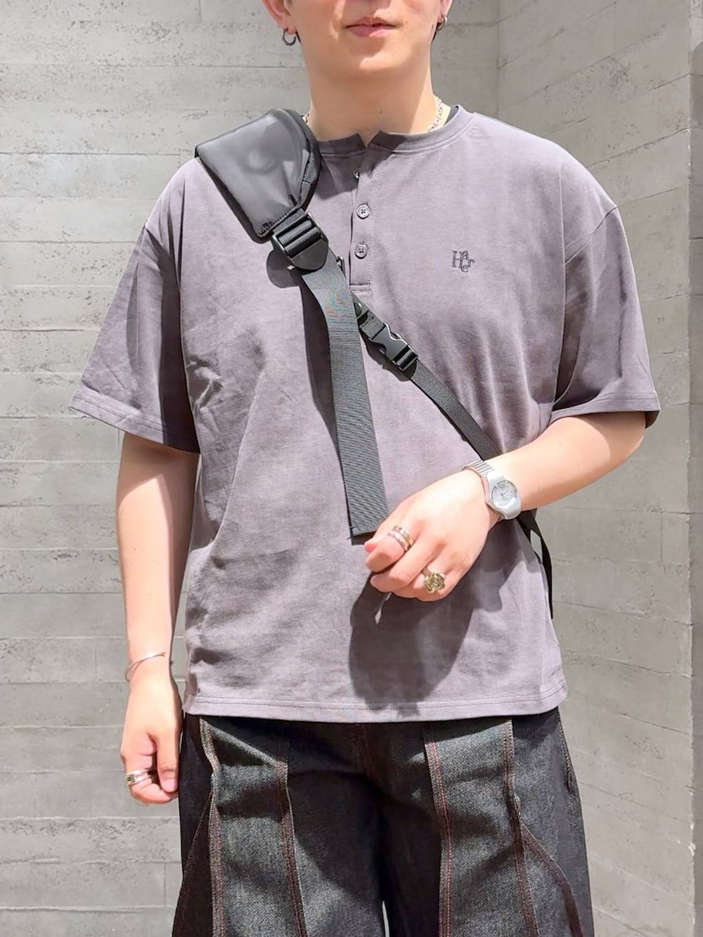 ブラック系のサンダル、ブラック系のデニムパンツ、ブラック系のショルダーバッグを着用したメンズの夏コーディネートの5枚目の写真