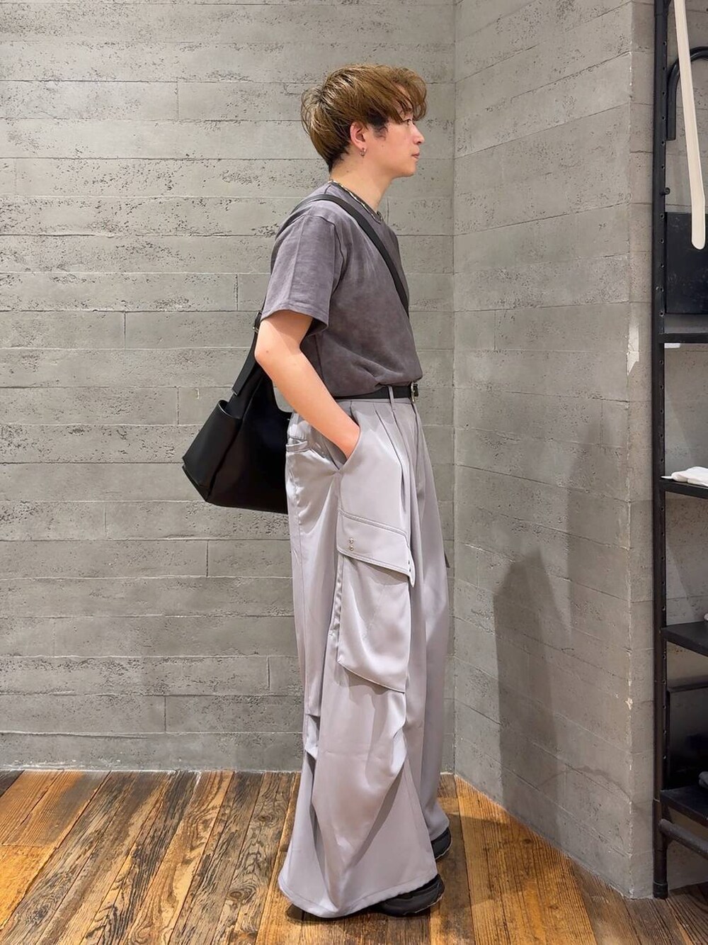 ブラック系のサンダル、グレー系のカーゴパンツ、ブラック系のショルダーバッグを着用したメンズの春コーディネートの2枚目の写真