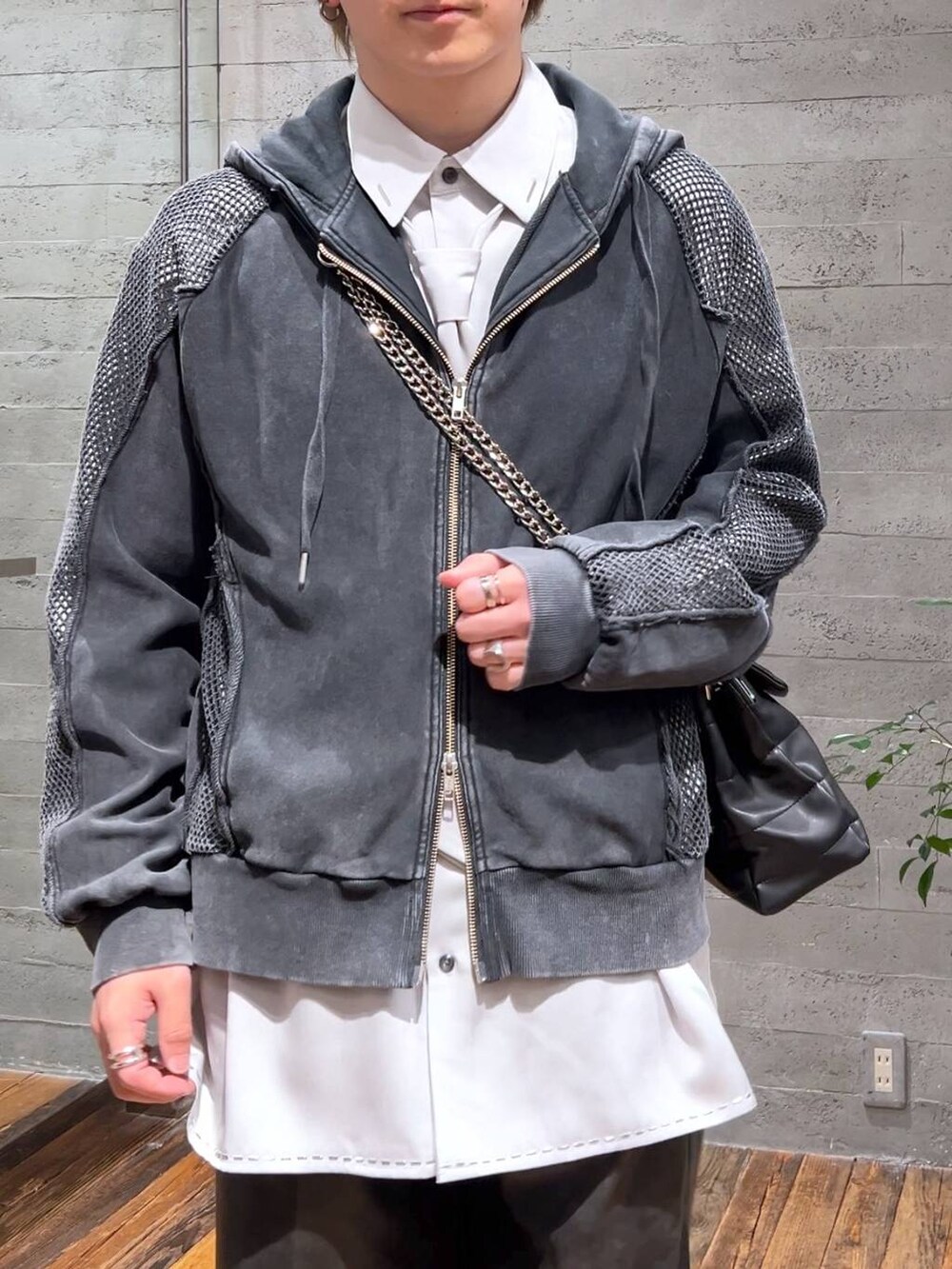 「HARE、ワイドパンツ、低身長、きれいめ、モード、オーバーサイズ、パーカー、シャツ、春コーデ」|「HAREの【SET UP対応】レザーワイドパンツ(HARE)(その他パンツ、ブラック系)」を使った、HARE もりたいさん(メンズ・168cm)の春コーディネートの5枚目の写真