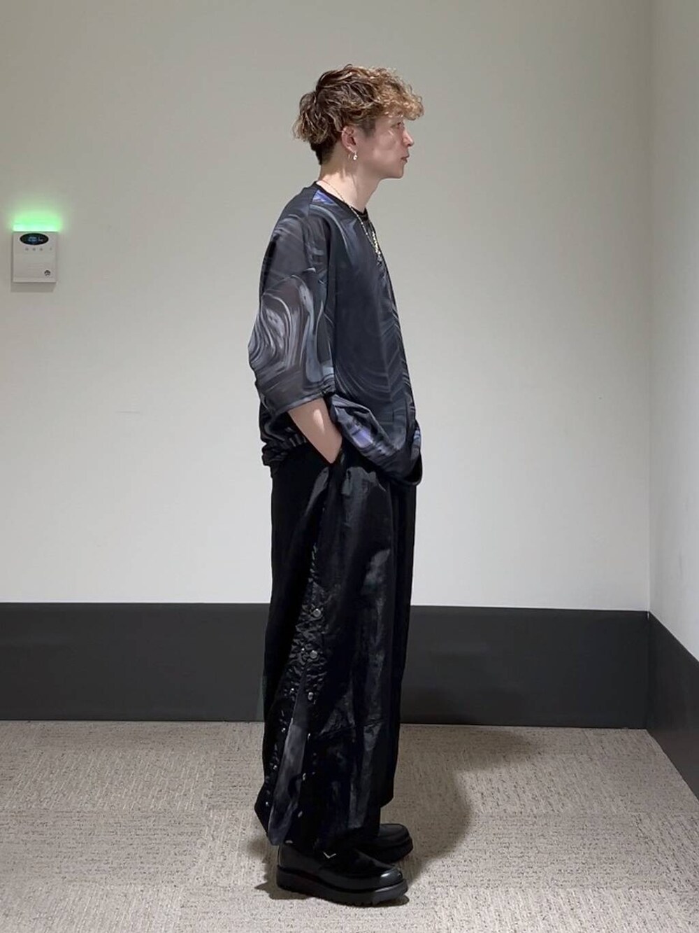 ブラック系のTシャツ/カットソー、ブラック系のドレスシューズ、ブラック系のTシャツ/カットソーを着用したメンズの夏コーディネートの2枚目の写真