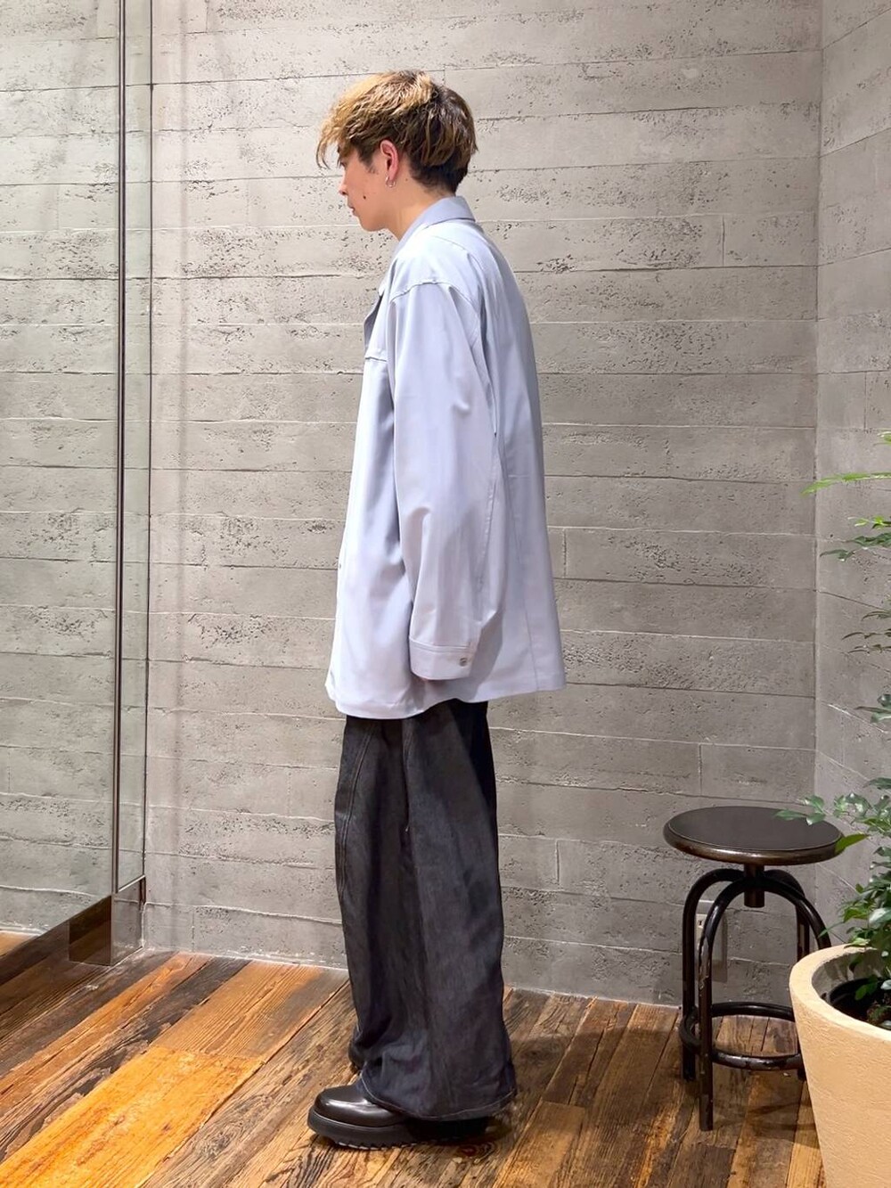 ブルー系のデニムパンツ、ブラック系のドレスシューズ、ブラック系のTシャツ/カットソーを着用したメンズの夏コーディネートの4枚目の写真