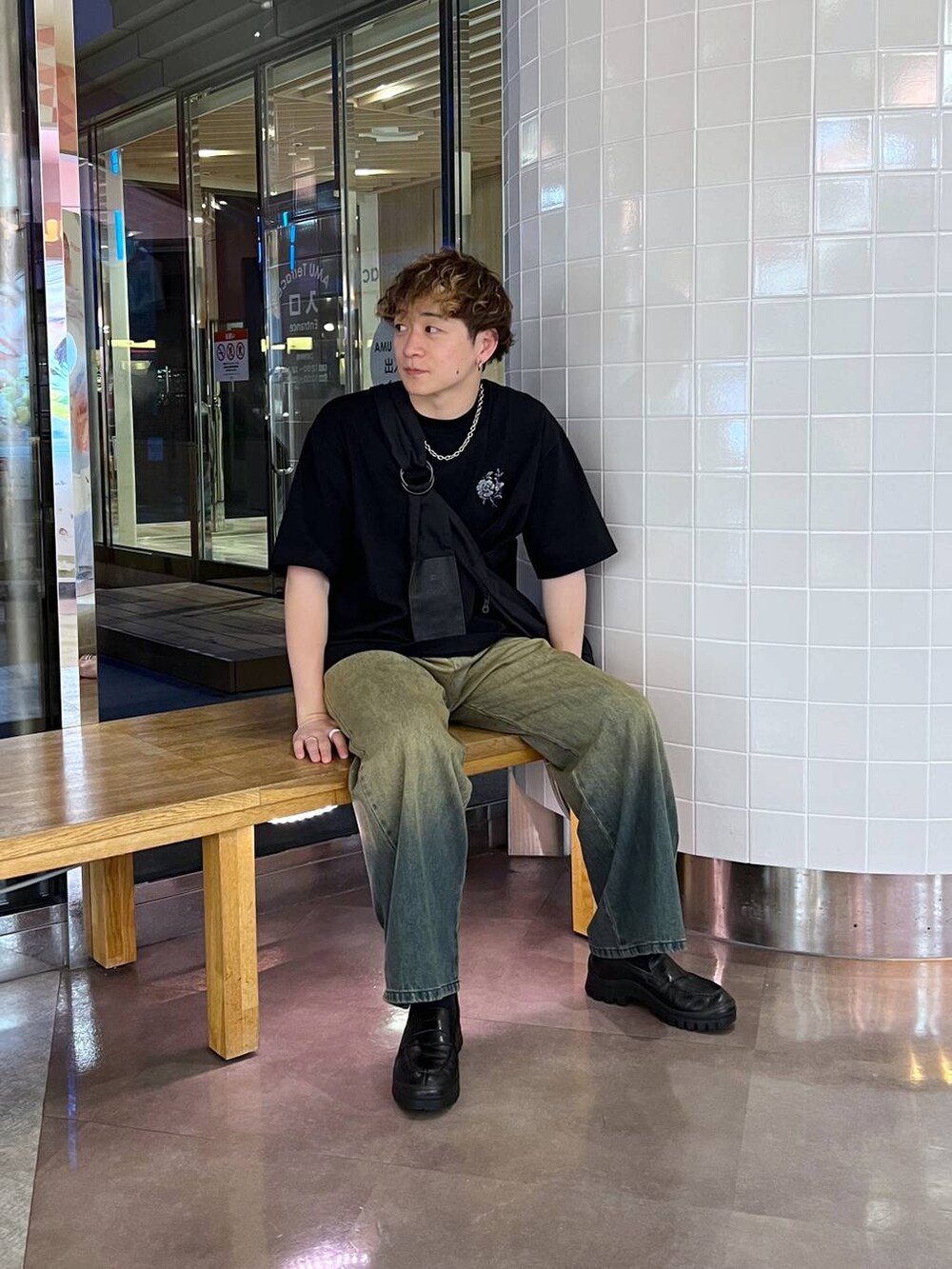 グリーン系のデニムパンツ、ブラック系のTシャツ/カットソー、シルバー系のピアス（片耳用）を着用したメンズの秋コーディネートの3枚目の写真