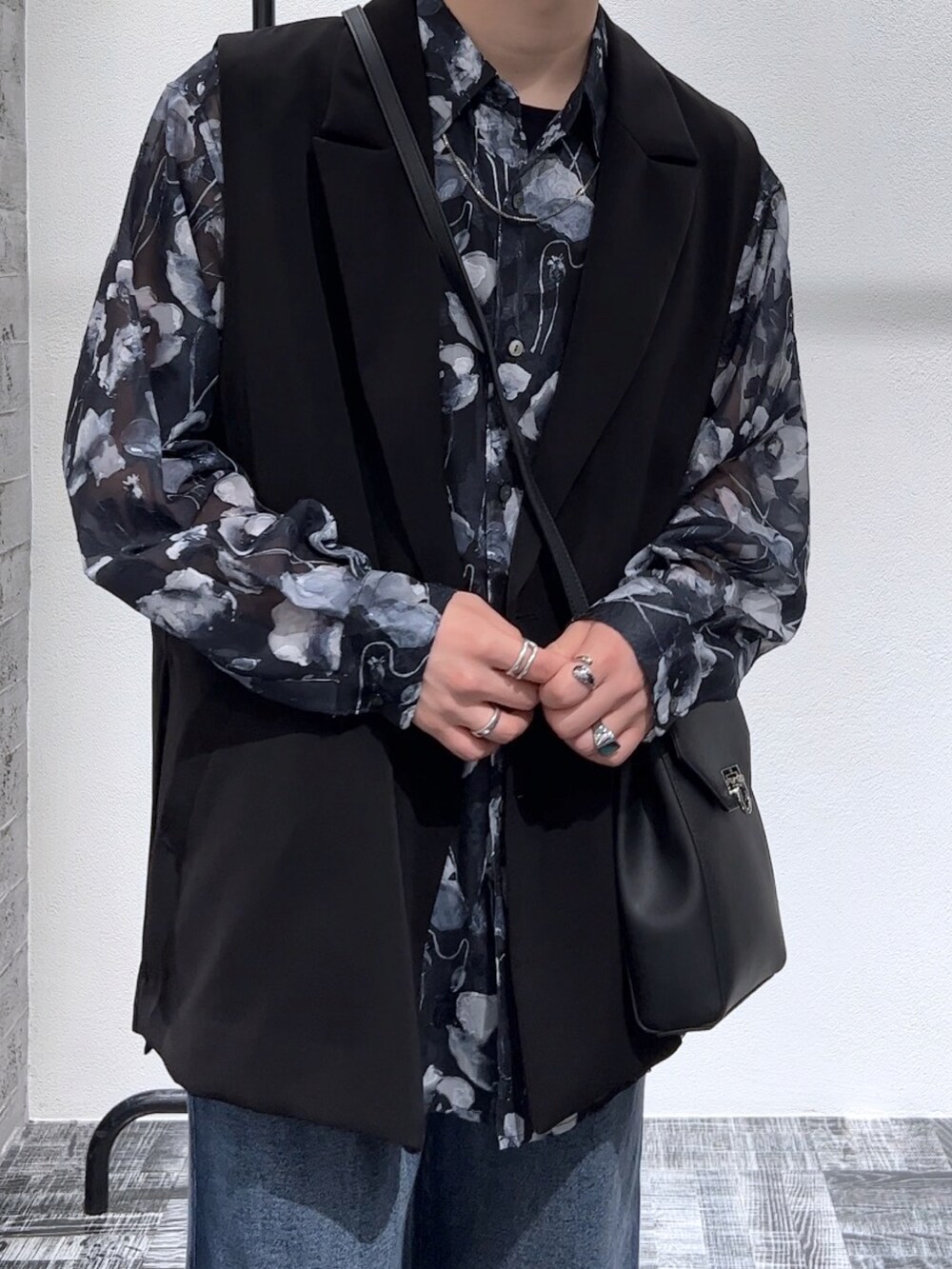 ブラック系のその他アウター、ブラック系のシャツ/ブラウス、ブラック系のショルダーバッグを着用したメンズの夏コーディネートの3枚目の写真