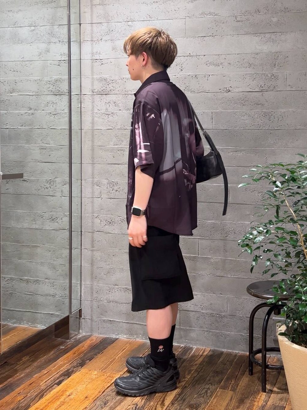 ブラック系のショルダーバッグ、ブラック系のTシャツ/カットソー、ブラック系のカーゴパンツを着用したメンズの夏コーディネートの4枚目の写真