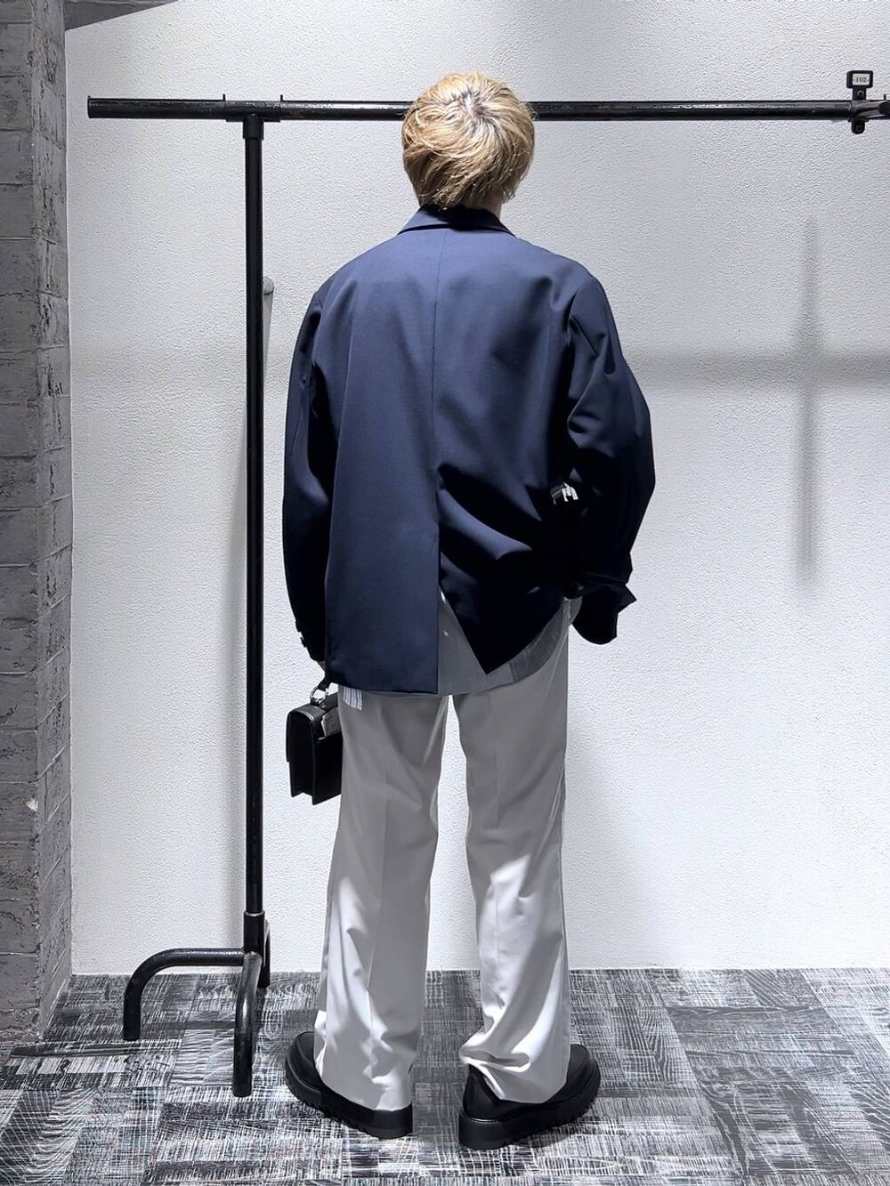 ブルー系のテーラードジャケット、グレー系のスラックス、ブルー系のシャツ/ブラウスを着用したメンズの春コーディネートの4枚目の写真