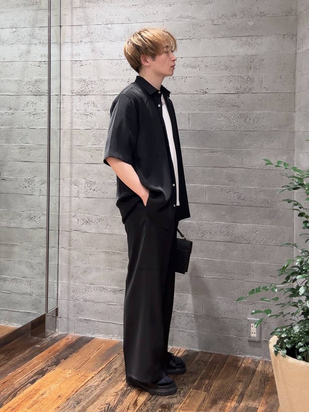 ブラック系のスラックス、ブラック系のシャツ/ブラウス、ブラック系のサンダルを着用したメンズの夏コーディネートの2枚目の写真