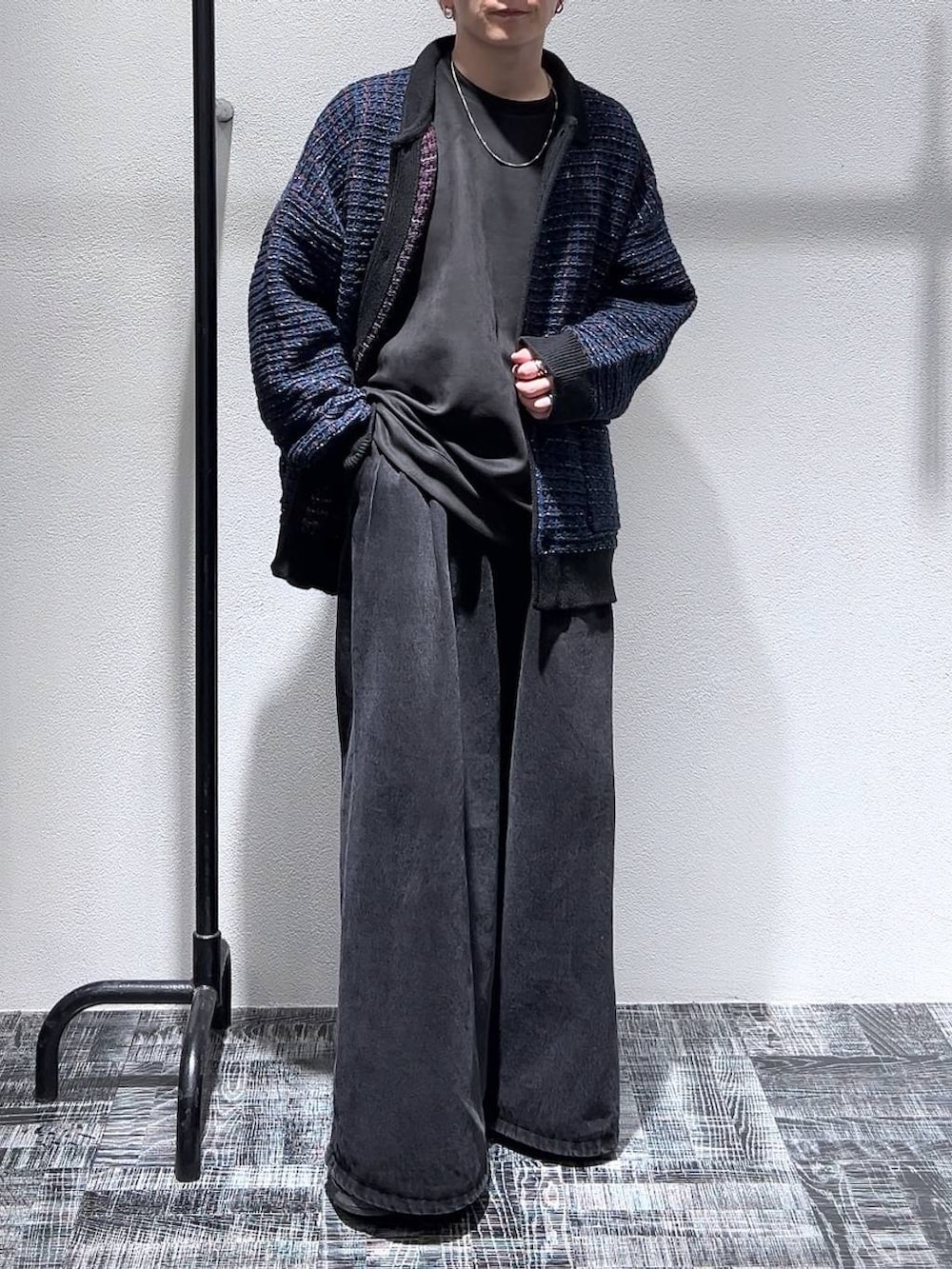 ブルー系のカーディガン/ボレロ、ブラック系のドレスシューズ、ブラック系のスウェットを着用したメンズの冬コーディネートの2枚目の写真