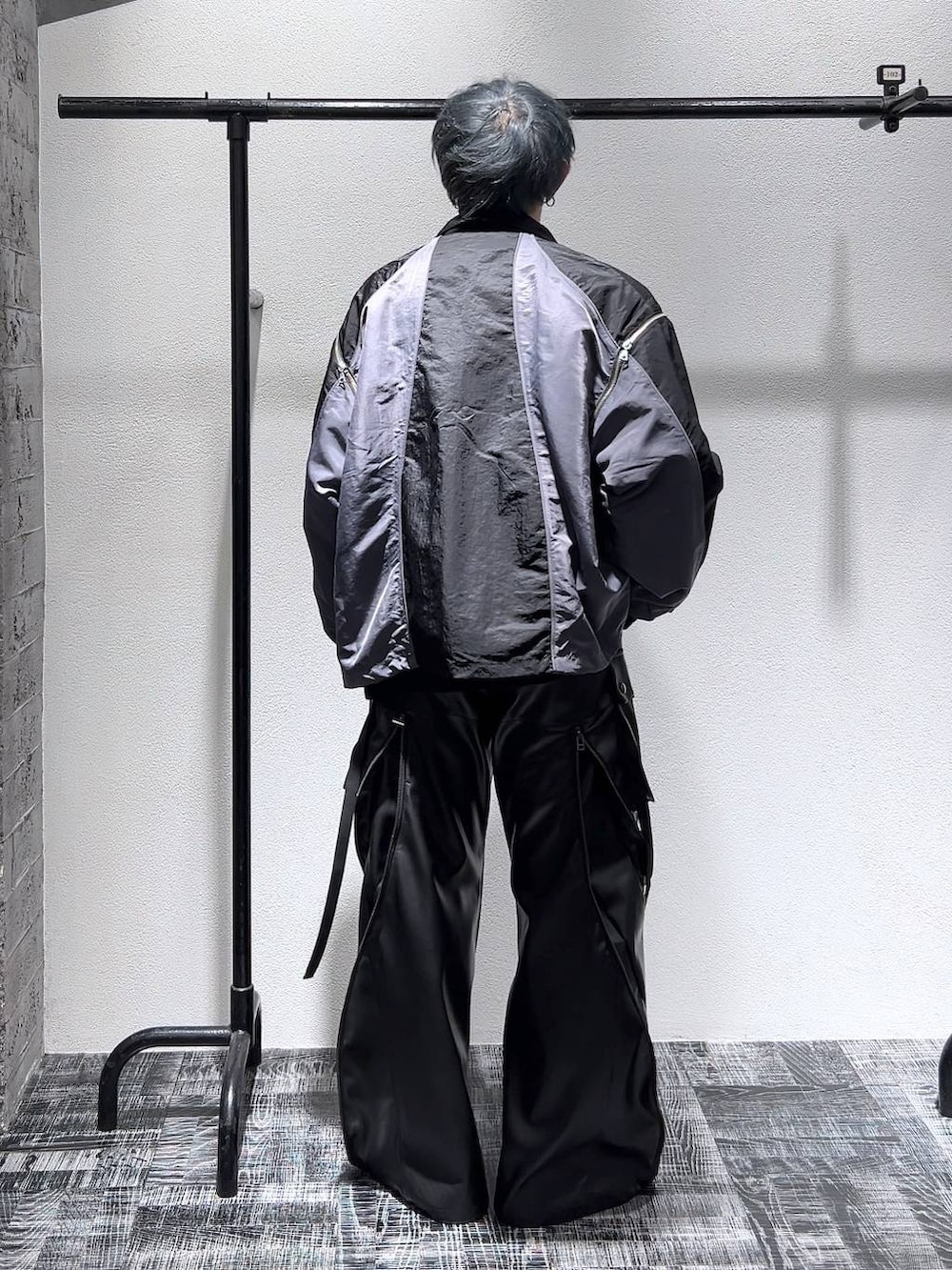 ブラック系のニット/セーター、ブラック系のドレスシューズ、ブラック系のブルゾンを着用したメンズの冬コーディネートの3枚目の写真