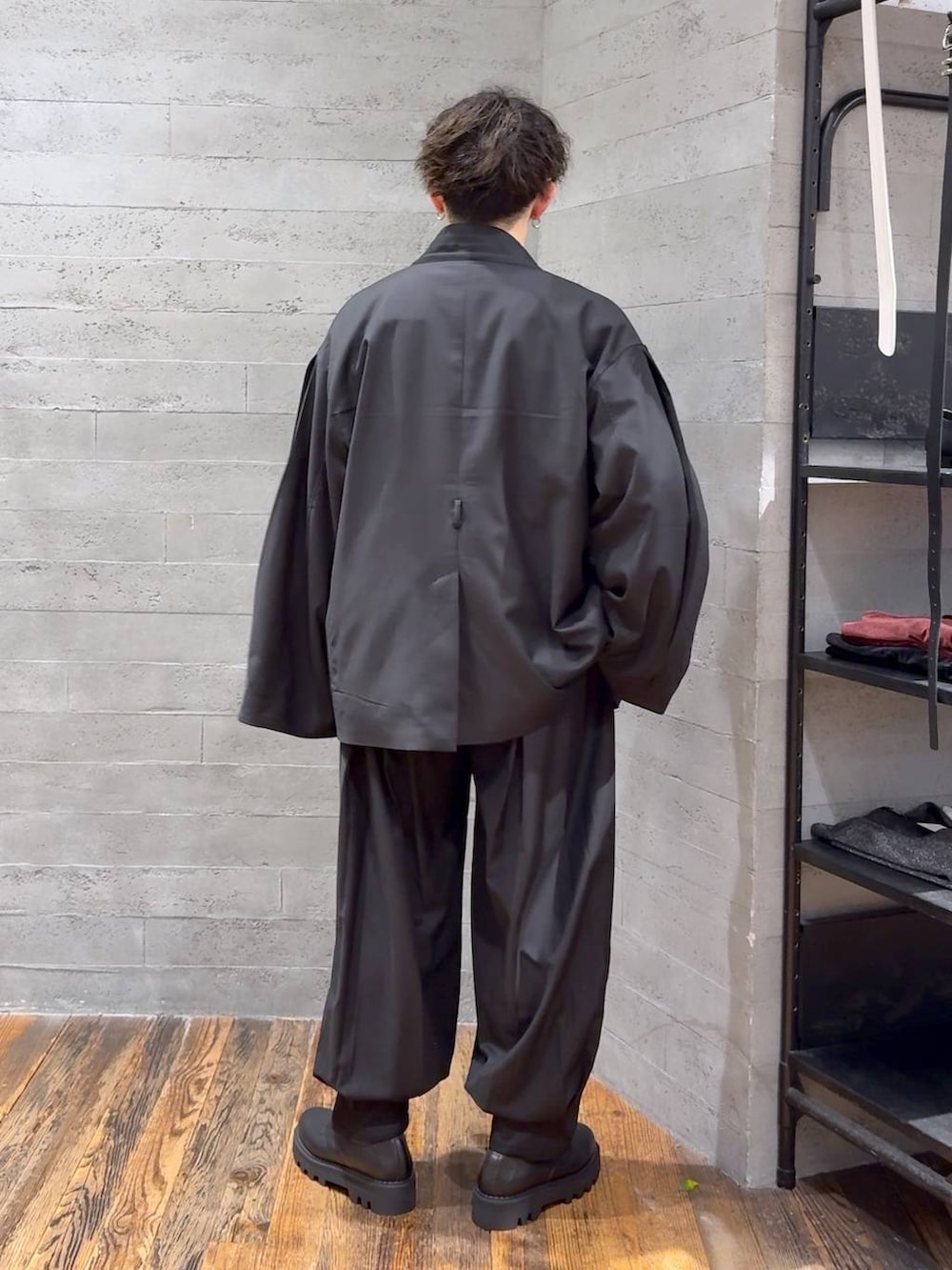 ブラック系のドレスシューズ、ブラック系のその他パンツ、ブラック系のテーラードジャケットを着用したメンズの秋コーディネートの3枚目の写真