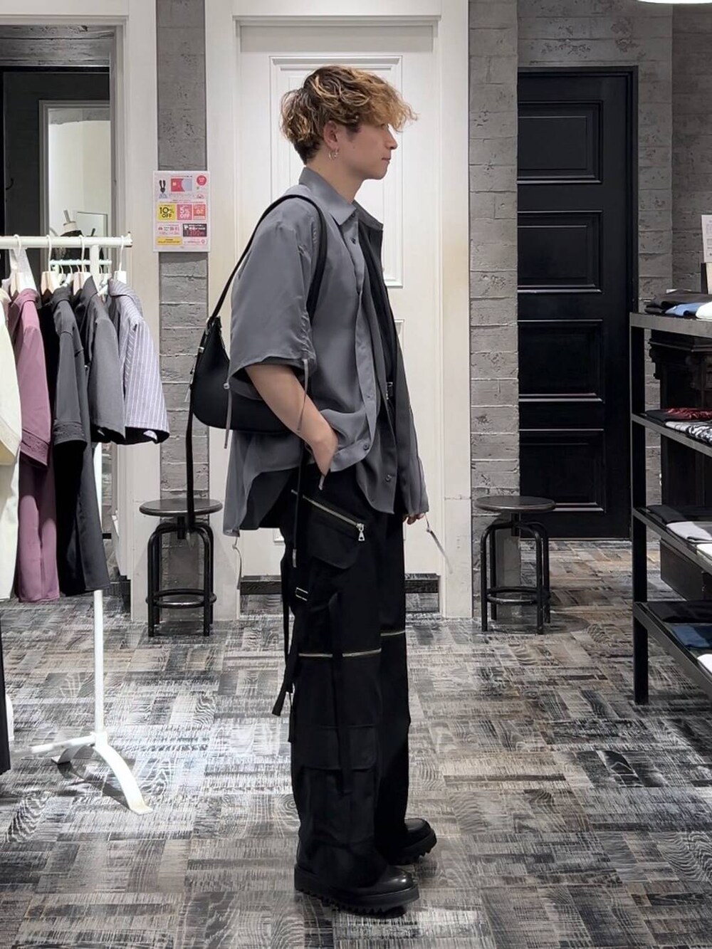 ブラック系のドレスシューズ、ブラック系のTシャツ/カットソー、ブラック系のカーゴパンツを着用したメンズの夏コーディネートの2枚目の写真