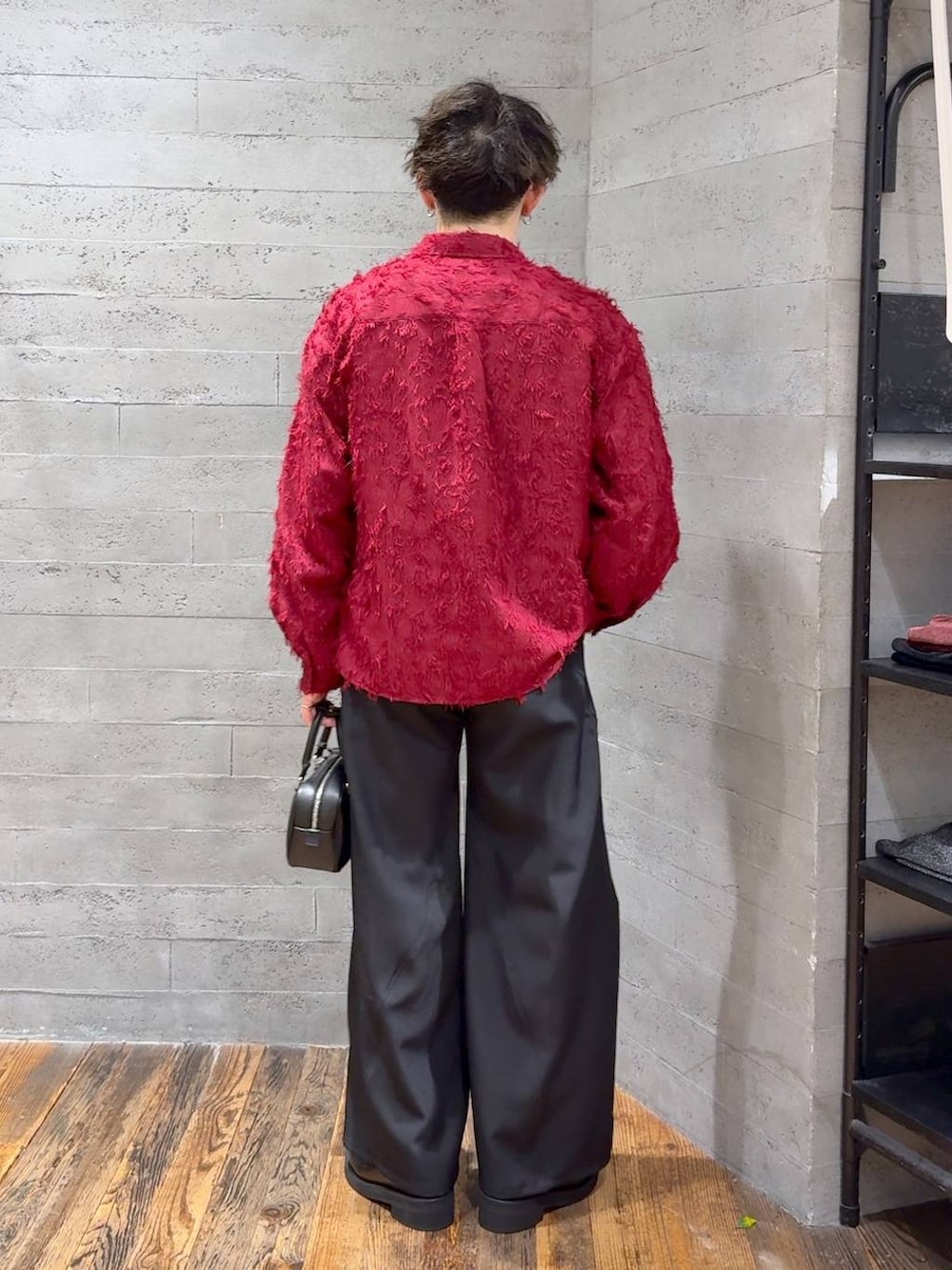 ブラック系のローファー、ブラック系のボストンバッグ、ブラック系のスラックスを着用したメンズの秋コーディネートの3枚目の写真