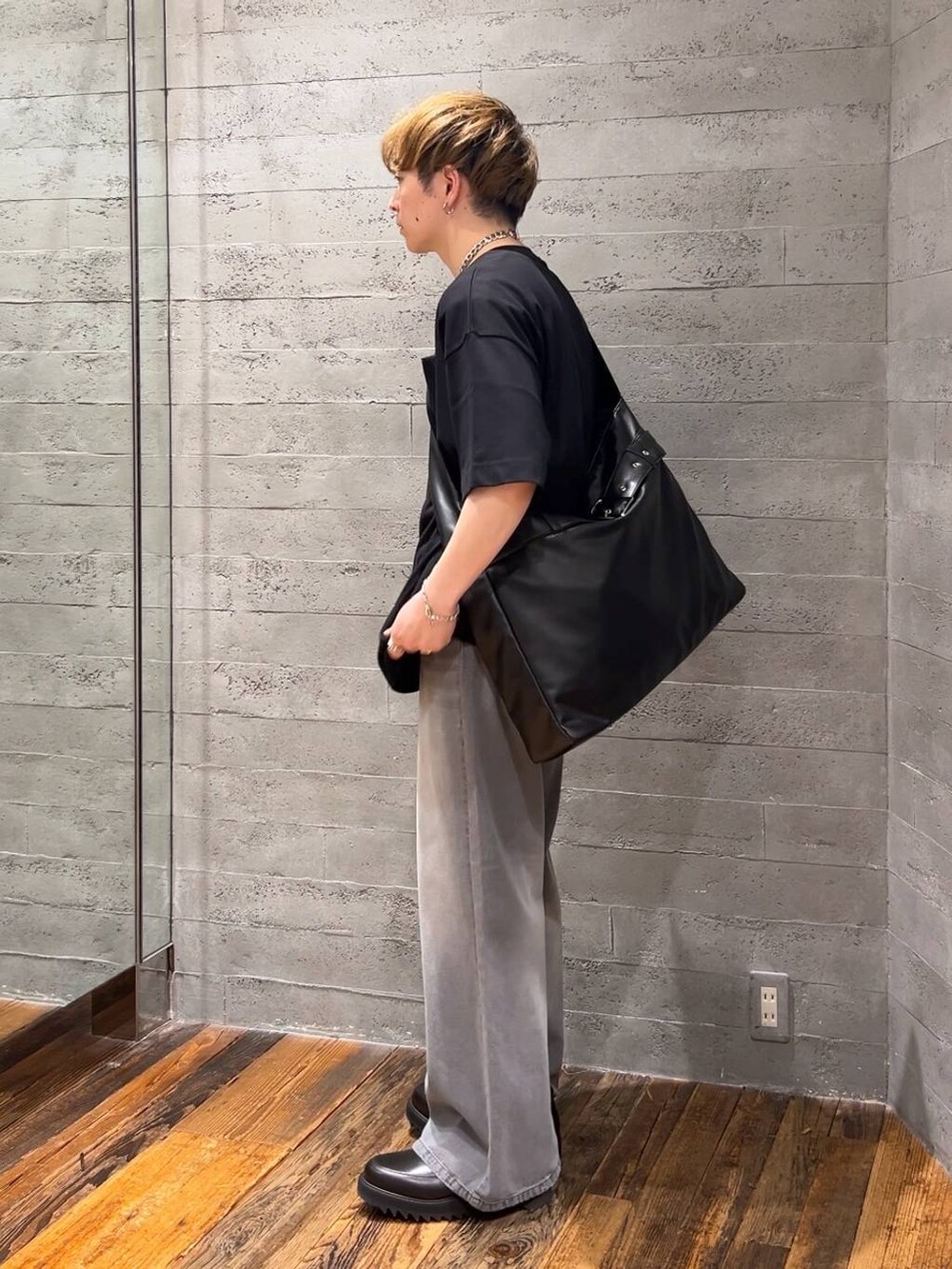 ブラック系のショルダーバッグ、ブラック系のドレスシューズ、ブラック系のTシャツ/カットソーを着用したメンズの夏コーディネートの4枚目の写真