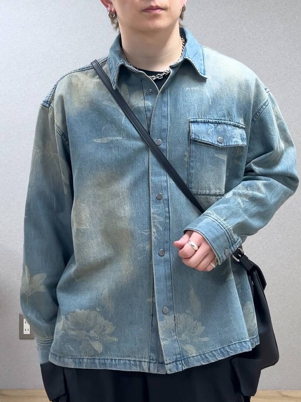 ブラック系のドレスシューズ、ブルー系のシャツ/ブラウス、ブラック系のショルダーバッグを着用したメンズの春コーディネートの5枚目の写真