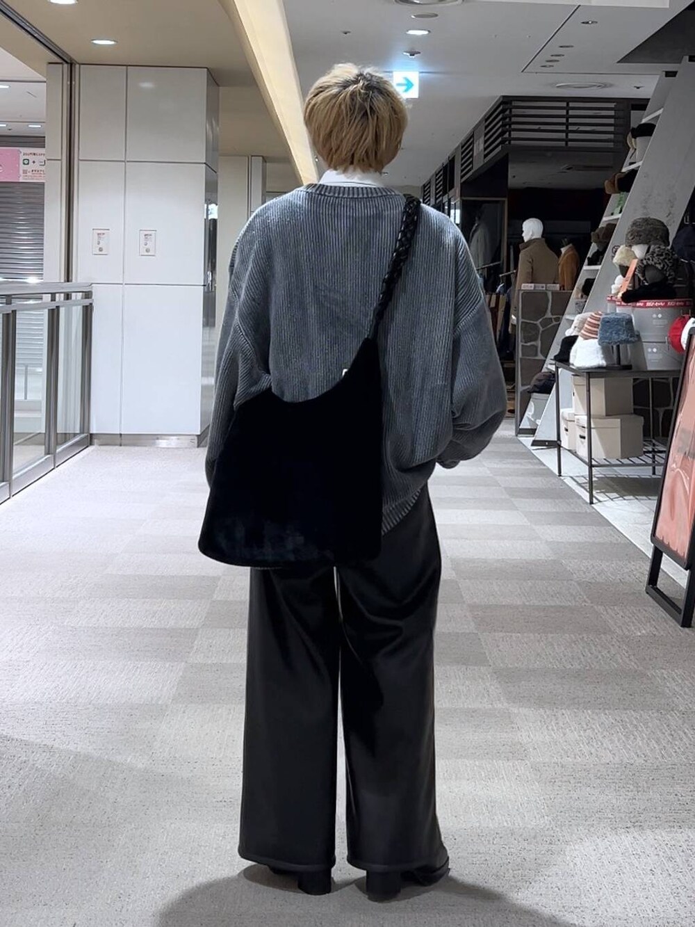 ブラック系のブーツ、ブラック系のその他パンツ、ホワイト系のシャツ/ブラウスを着用したメンズの冬コーディネートの3枚目の写真