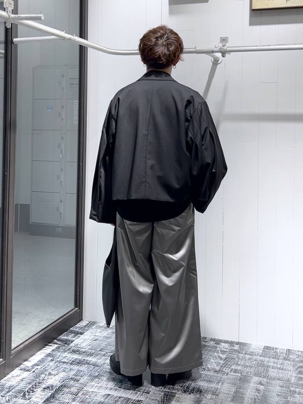 ブラック系のシャツ/ブラウス、ブラック系のドレスシューズ、ブラック系のトートバッグを着用したメンズの秋コーディネートの3枚目の写真