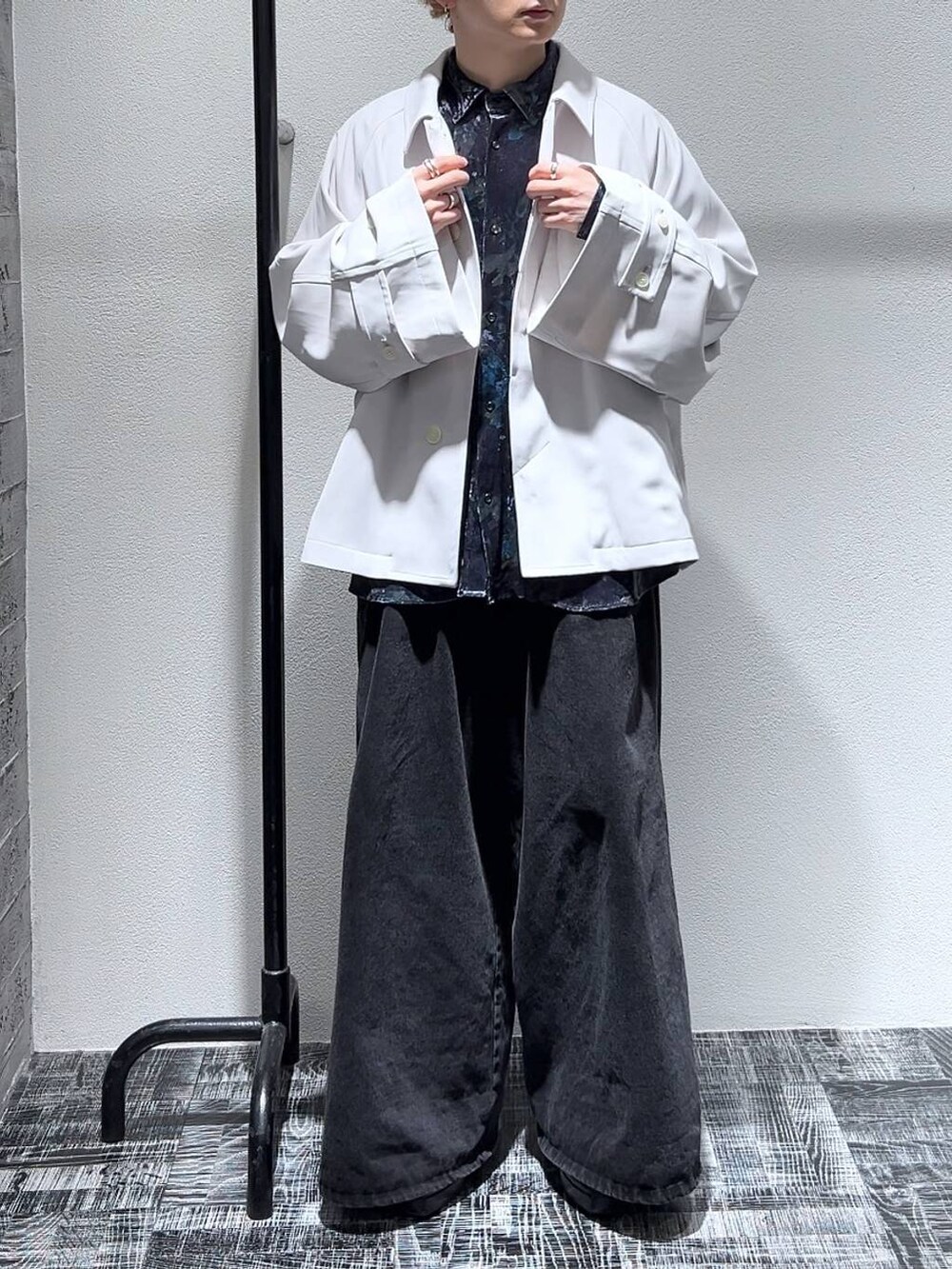 パープル系のシャツ/ブラウス、ホワイト系のブルゾン、ブラック系のブーツを着用したメンズの冬コーディネートの2枚目の写真