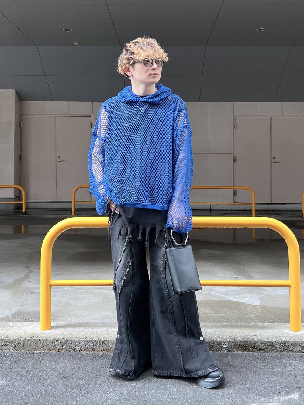 ブラック系のスニーカー、ブラック系のショルダーバッグ、ブラック系のTシャツ/カットソーを着用したメンズの夏コーディネートの3枚目の写真