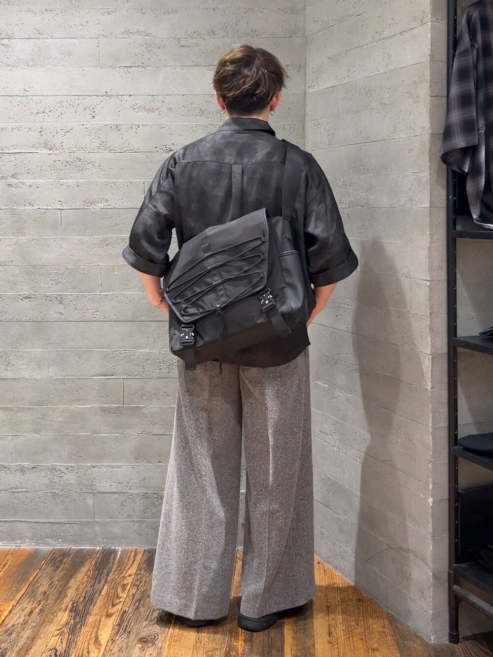 グレー系のシャツ/ブラウス、ブラック系のローファー、ブラック系のTシャツ/カットソーを着用したメンズの夏コーディネートの3枚目の写真