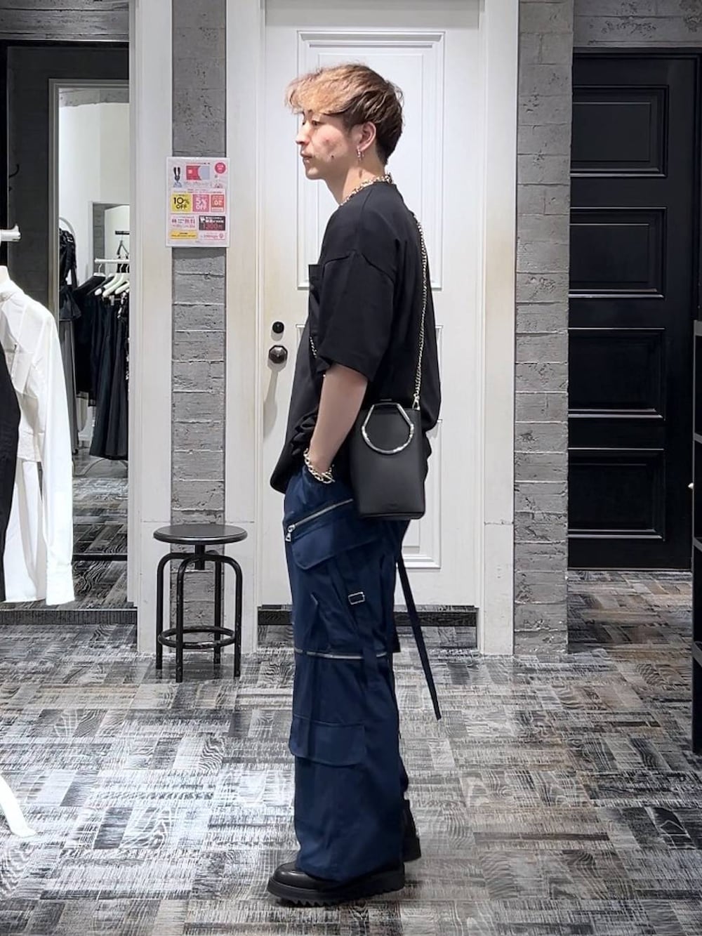 ブルー系のカーゴパンツ、ブラック系のドレスシューズ、ブラック系のTシャツ/カットソーを着用したメンズの夏コーディネートの2枚目の写真