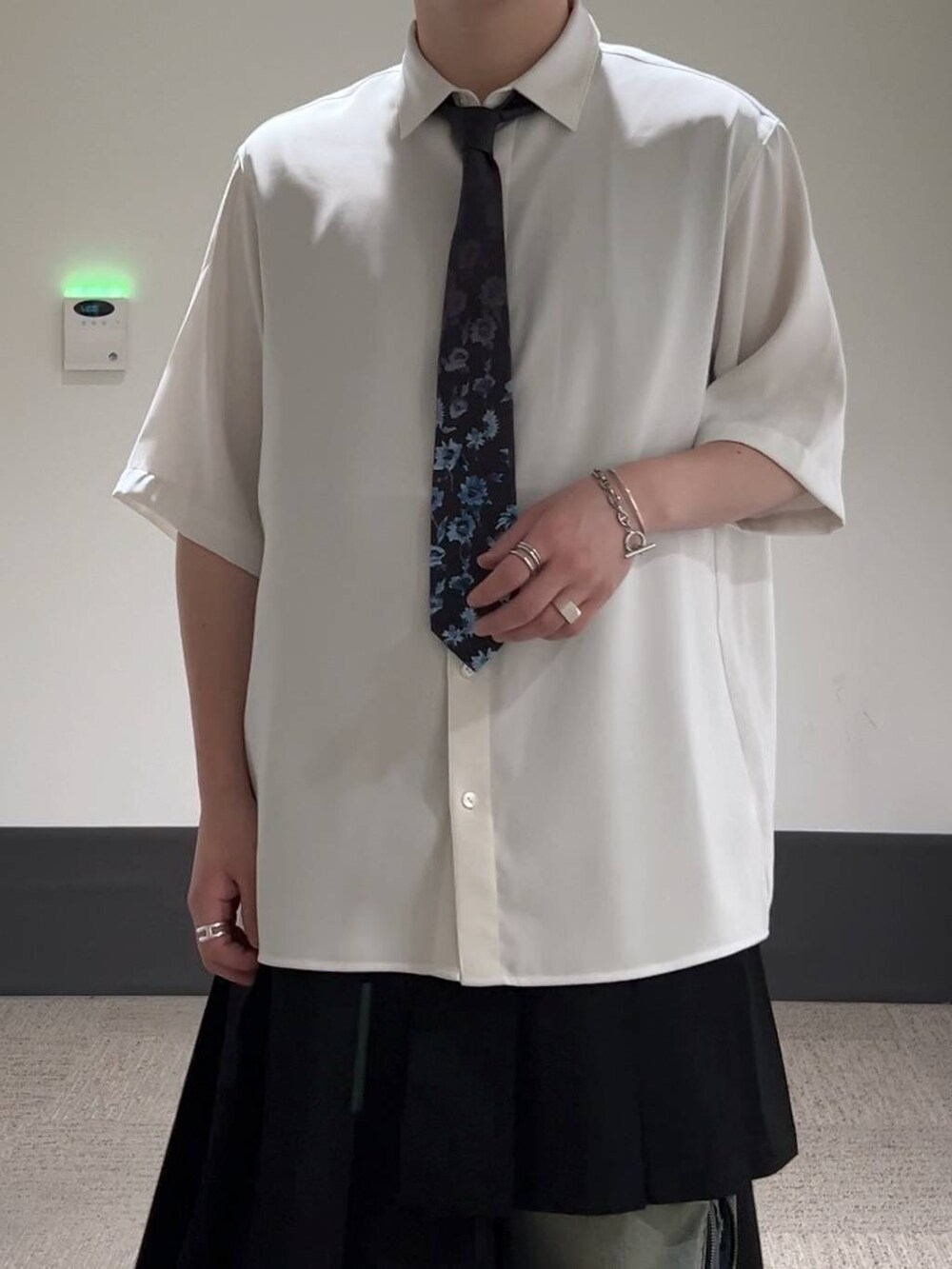 「低身長、きれいめ、オーバーサイズ、HARE、シャツ、ベルト、スカート、モテ、デニムパンツ」|「HAREのステンレスブレスレット(HARE)(ブレスレット、シルバー系)」を使った、HARE もりたいさん(メンズ・168cm)の夏コーディネートの5枚目の写真