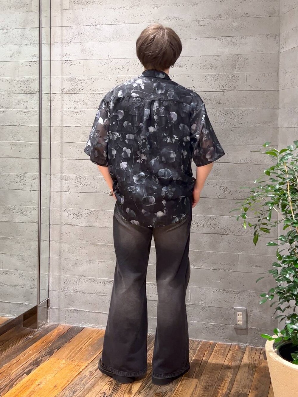 ブラック系のサンダル、ブラック系のデニムパンツ、ブラック系のシャツ/ブラウスを着用したメンズの春コーディネートの3枚目の写真