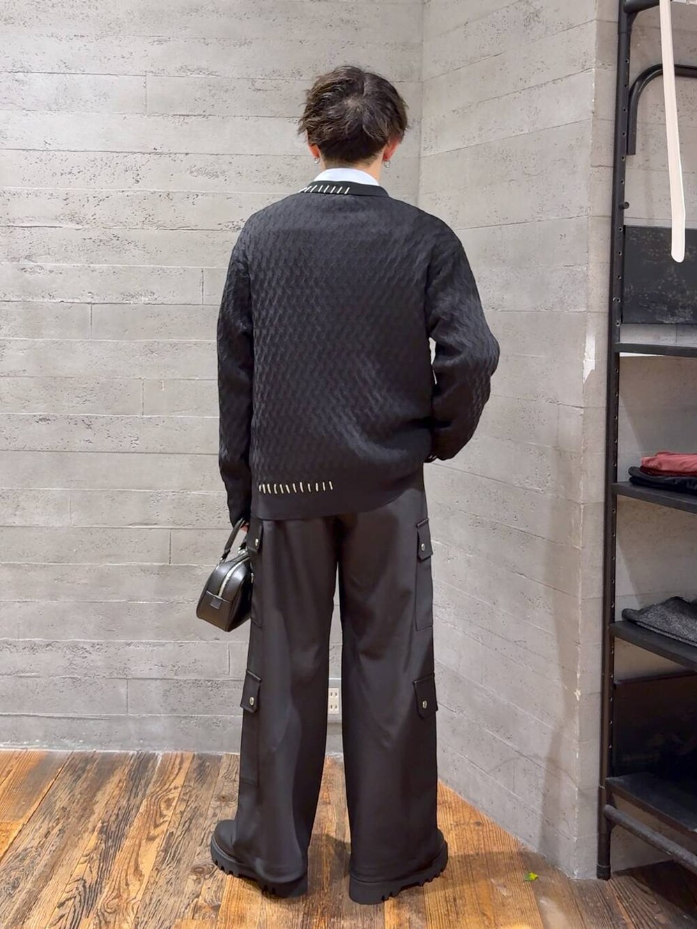 ブラック系のドレスシューズ、ブラック系のボストンバッグ、ブラック系のカーゴパンツを着用したメンズの秋コーディネートの3枚目の写真