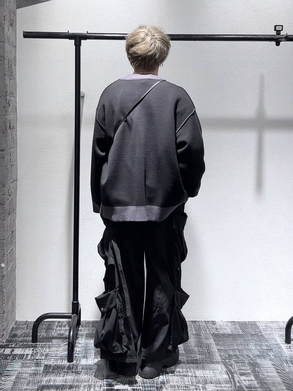 ブラック系のスニーカー、ブラック系のスウェット、ブラック系のカーゴパンツを着用したメンズの冬コーディネートの4枚目の写真