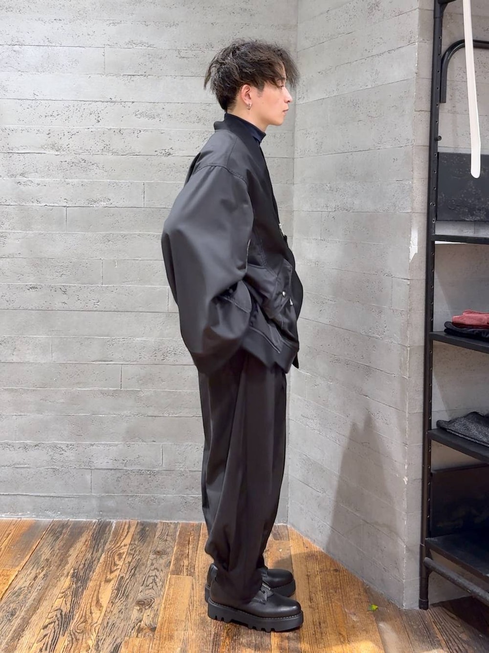ブラック系のドレスシューズ、ブラック系のその他パンツ、ブラック系のMA-1を着用したメンズの秋コーディネートの2枚目の写真