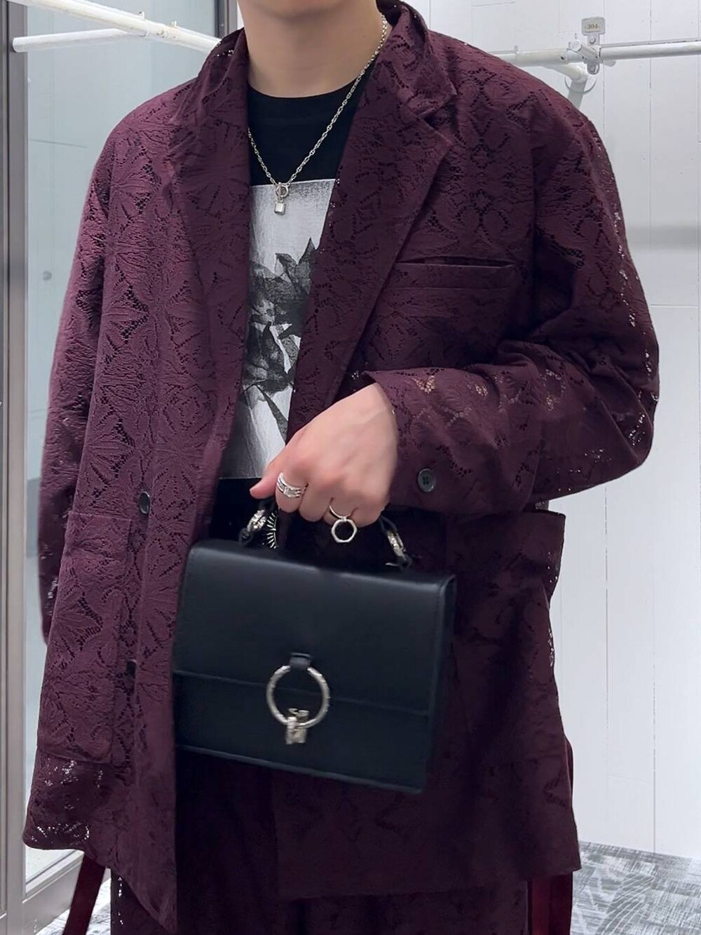 ブラック系のドレスシューズ、レッド系のその他パンツ、レッド系のテーラードジャケットを着用したメンズの夏コーディネートの5枚目の写真