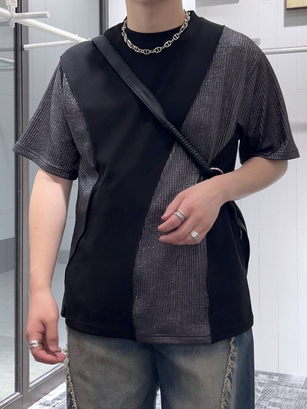 ブラック系のショルダーバッグ、ブラック系のドレスシューズ、ブラック系のTシャツ/カットソーを着用したメンズの夏コーディネートの6枚目の写真