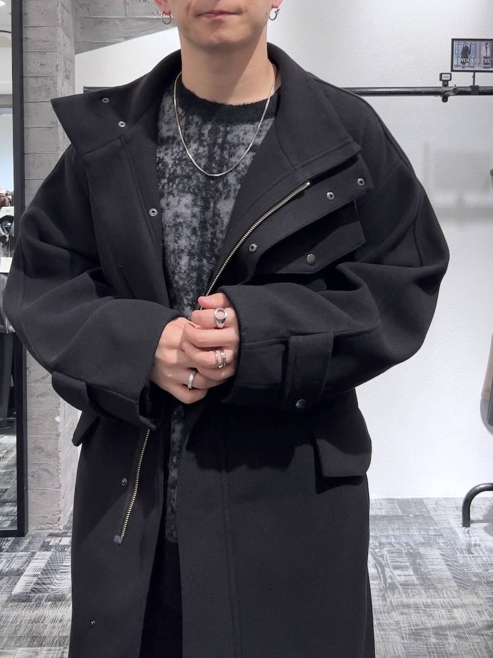 ブラック系のステンカラーコート、ブラック系のブーツ、ブラック系のその他パンツを着用したメンズの秋コーディネートの4枚目の写真