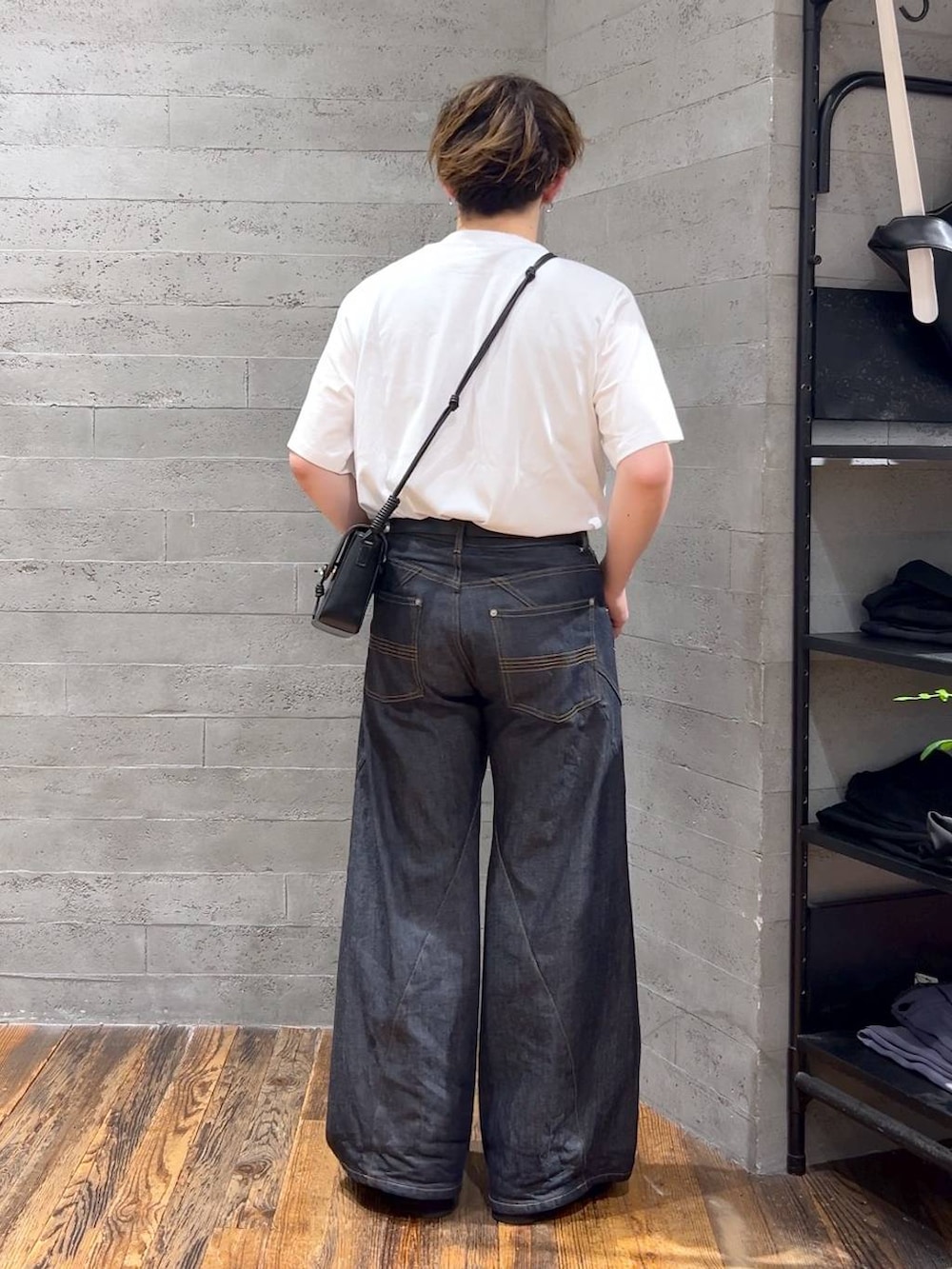 「低身長、きれいめ、モード、オーバーサイズ、HARE、デニムパンツ、Tシャツ、カジュアル、個性派」|「HAREのステンレスブレスレット(HARE)(ブレスレット、シルバー系)」を使った、HARE もりたいさん(メンズ・168cm)の夏コーディネートの3枚目の写真
