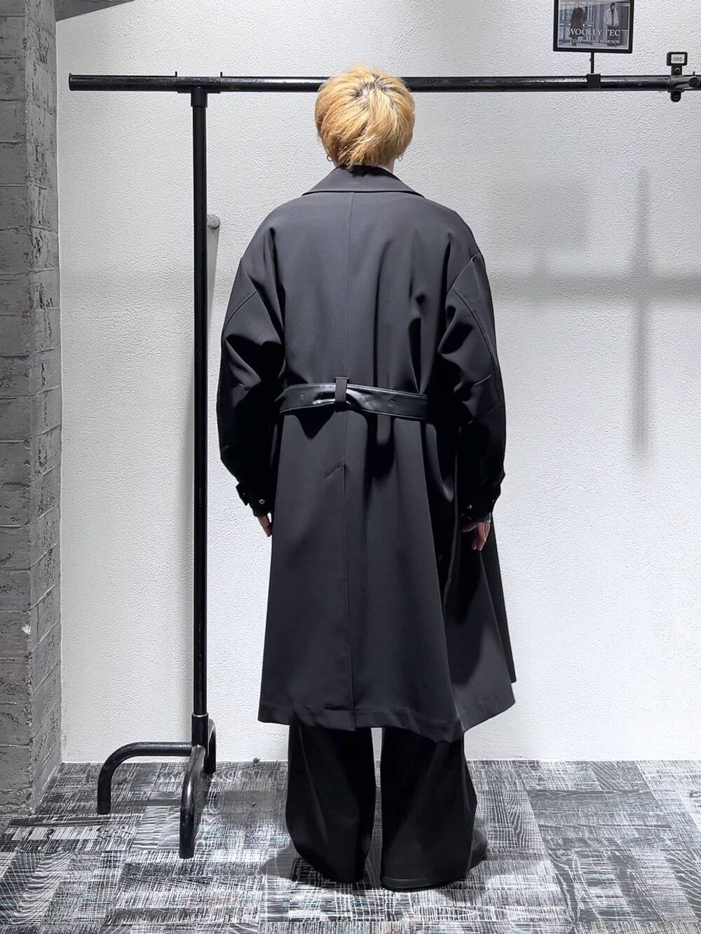 ブラック系のショルダーバッグ、ブラック系のその他パンツ、ブラック系のドレスシューズを着用したメンズの冬コーディネートの4枚目の写真