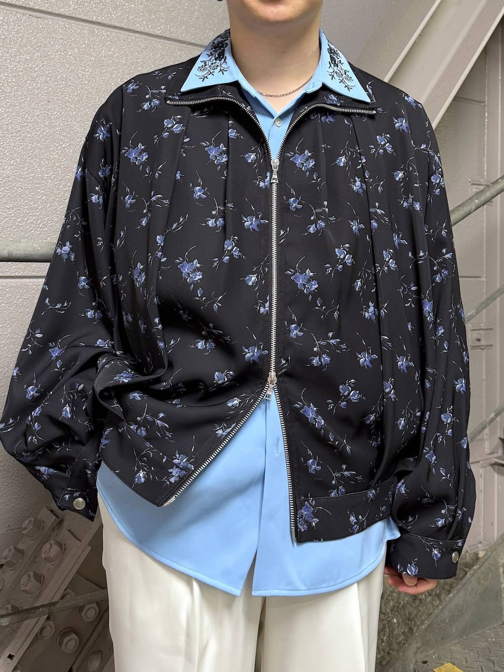 ホワイト系のスラックス、ブルー系のシャツ/ブラウス、ブラック系のサンダルを着用したメンズの春コーディネートの3枚目の写真