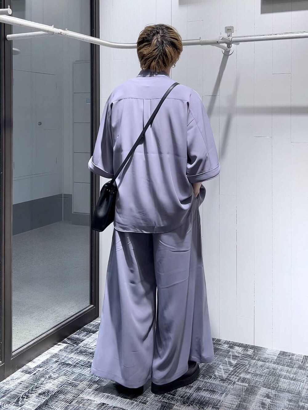 パープル系のシャツ/ブラウス、ホワイト系のTシャツ/カットソー、ブラック系のドレスシューズを着用したメンズの春コーディネートの3枚目の写真