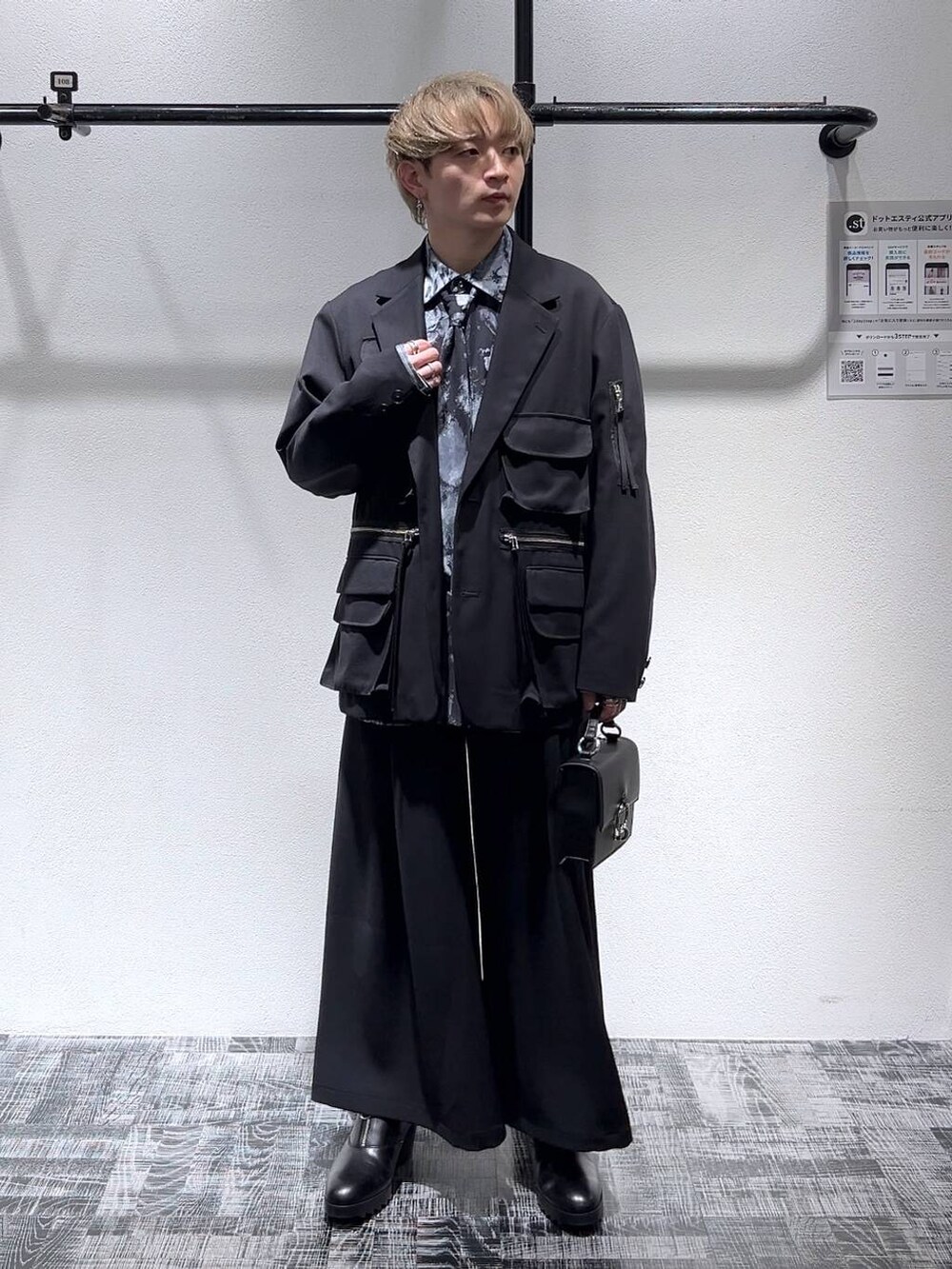 ブラック系のテーラードジャケット、ブラック系のショルダーバッグ、ブラック系のスラックスを着用したメンズの冬コーディネートの2枚目の写真