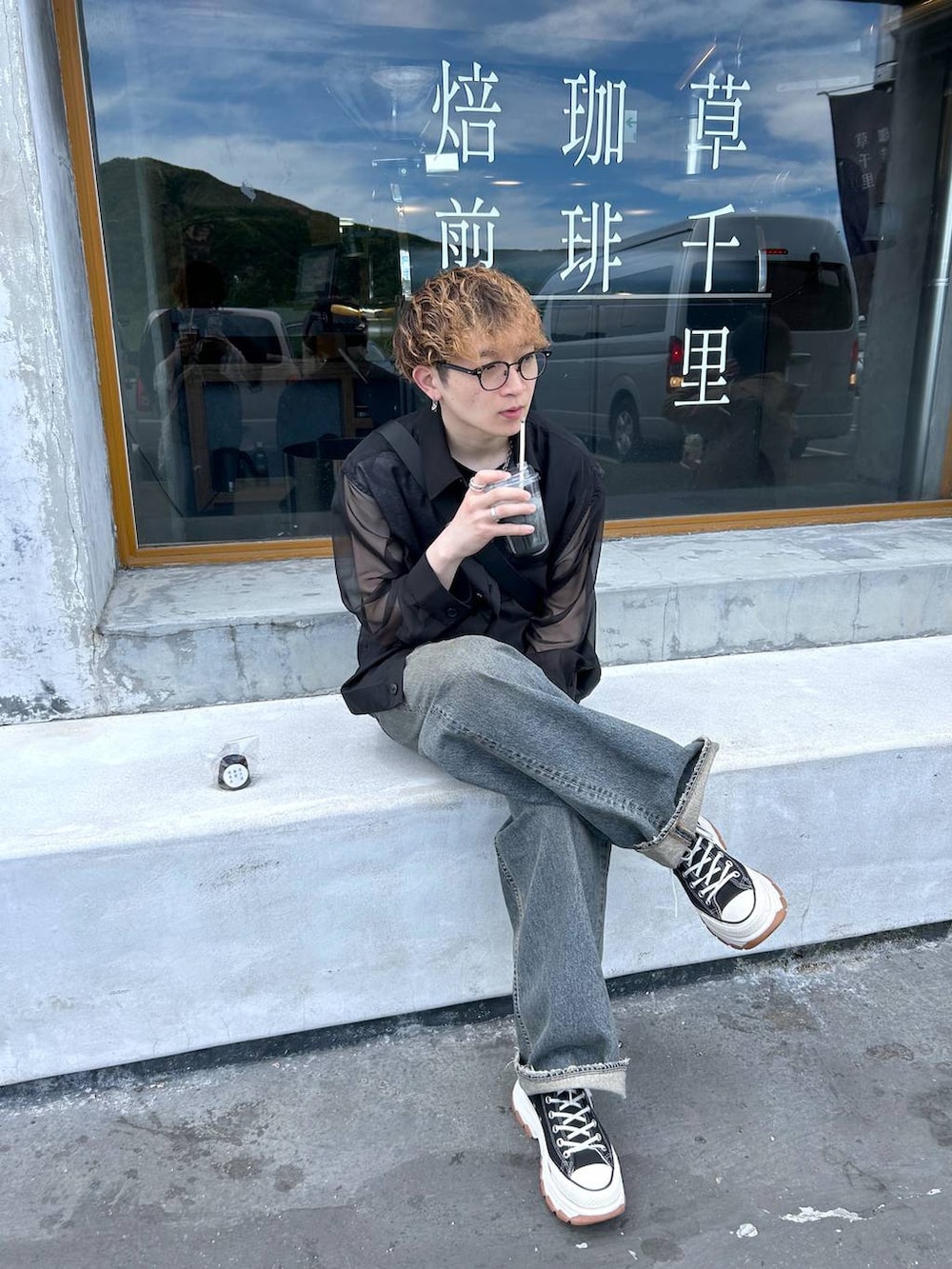 グレー系のTシャツ/カットソー、ブラック系のシャツ/ブラウス、シルバー系のネックレスを着用したメンズの夏コーディネートの2枚目の写真