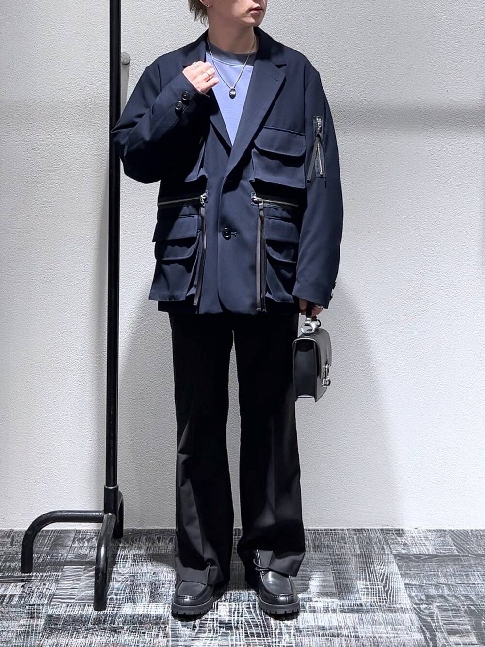 ブルー系のテーラードジャケット、ブラック系のスラックス、ブルー系のスウェットを着用したメンズの冬コーディネートの2枚目の写真