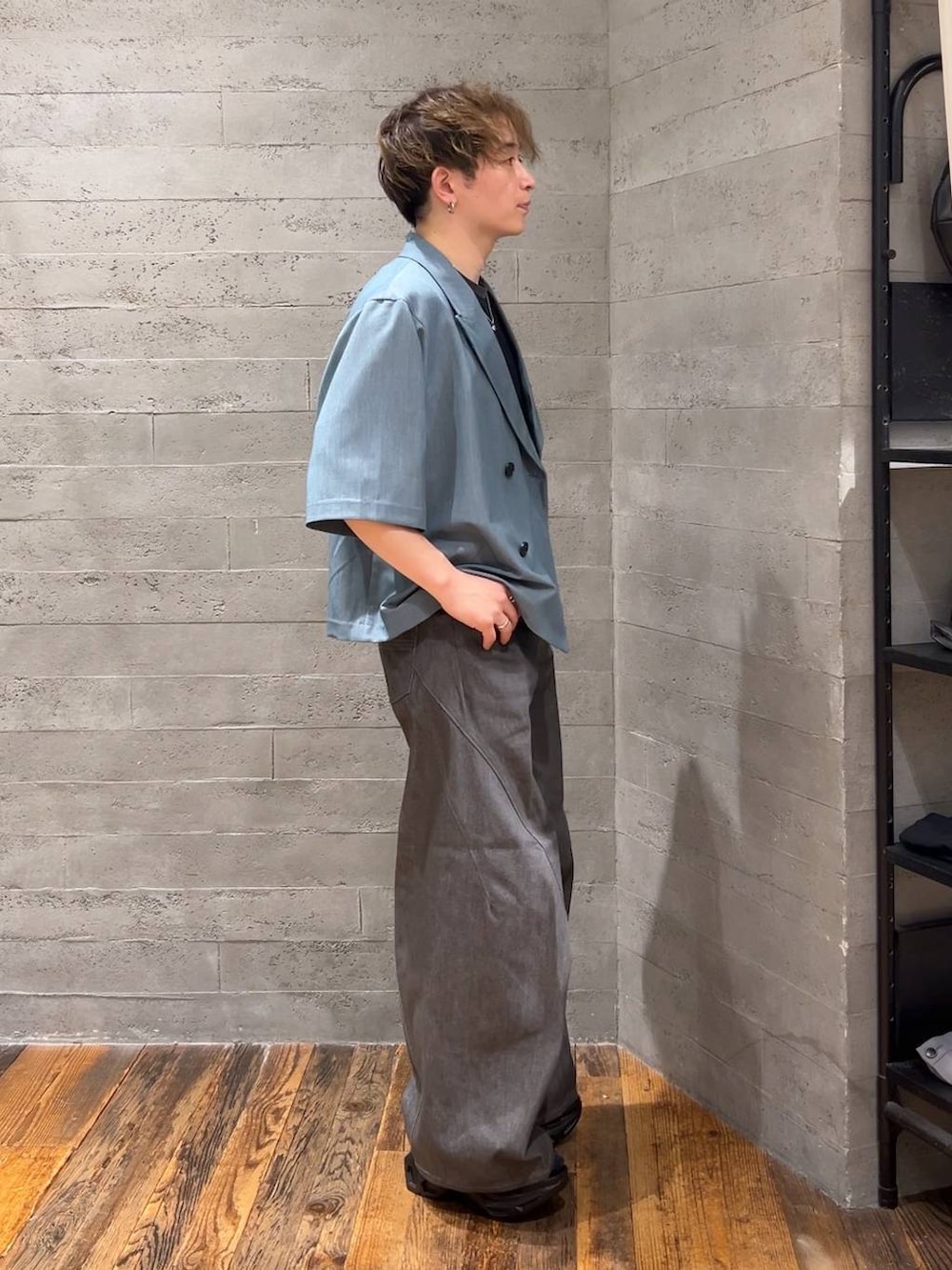 「デニムパンツ、ジャケット、夏コーデ、ネックレス、低身長、きれいめ、モード、オーバーサイズ、HARE」｜「HAREのステンレスブレスレット(HARE)（ブレスレット、シルバー系）」を使った、HARE     もりたいさん（メンズ・168cm）の夏コーディネートの2枚目の写真