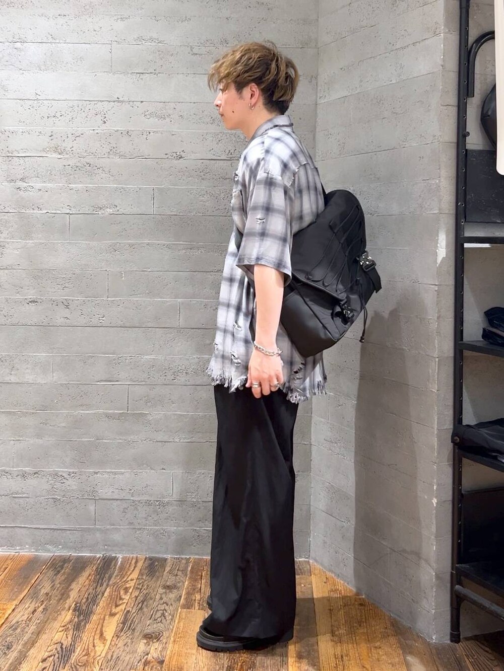 グレー系のシャツ/ブラウス、ブラック系のサンダル、ホワイト系のTシャツ/カットソーを着用したメンズの夏コーディネートの4枚目の写真