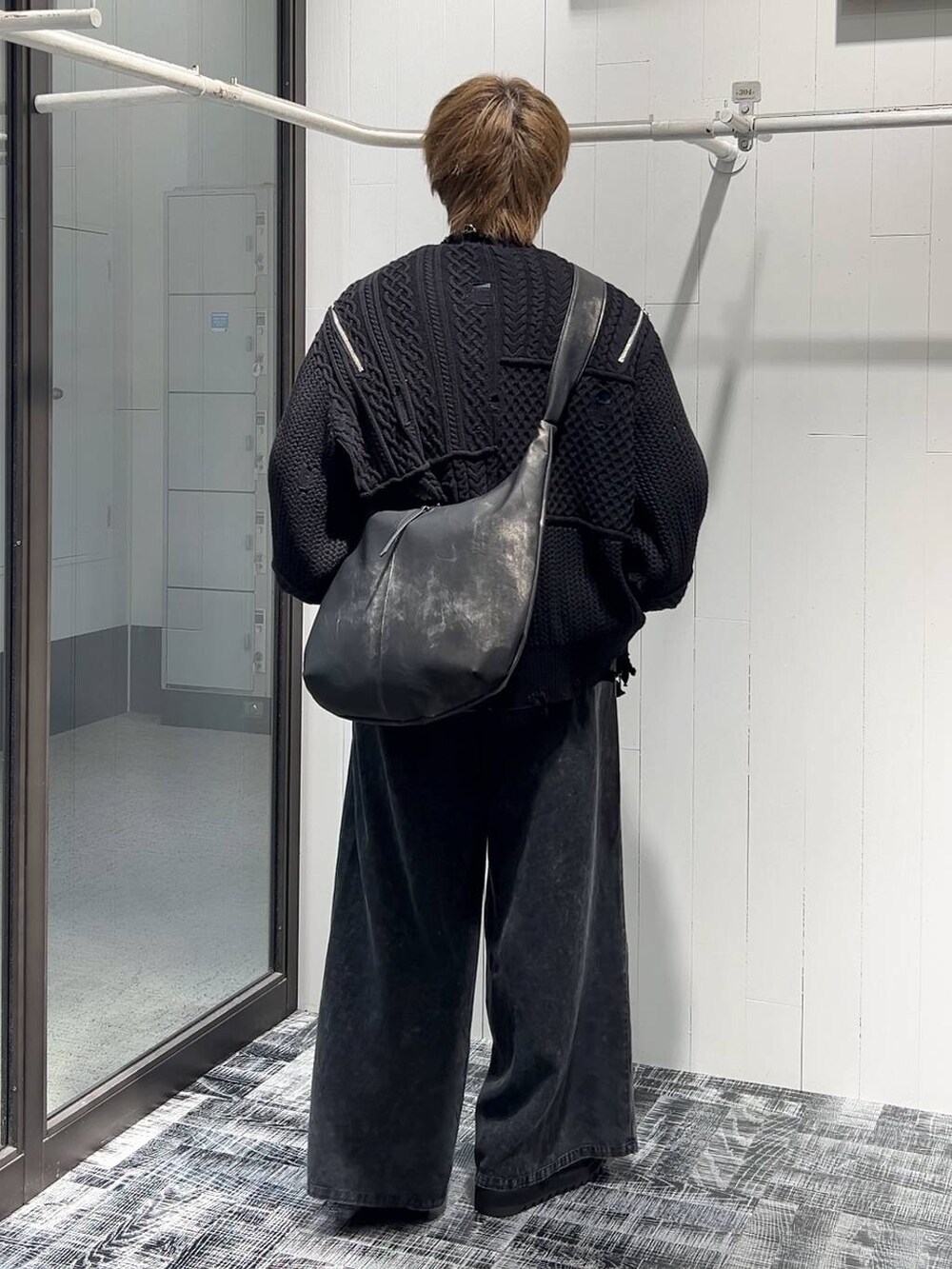 ブラック系のカーディガン/ボレロ、ブラック系のその他パンツ、ブラック系のドレスシューズを着用したメンズの春コーディネートの3枚目の写真