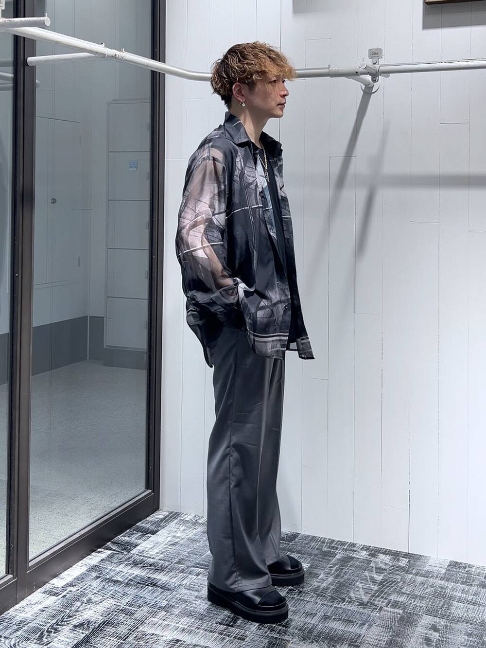 ブラック系のサンダル、ブラック系のシャツ/ブラウス、ブラック系のTシャツ/カットソーを着用したメンズの夏コーディネートの2枚目の写真