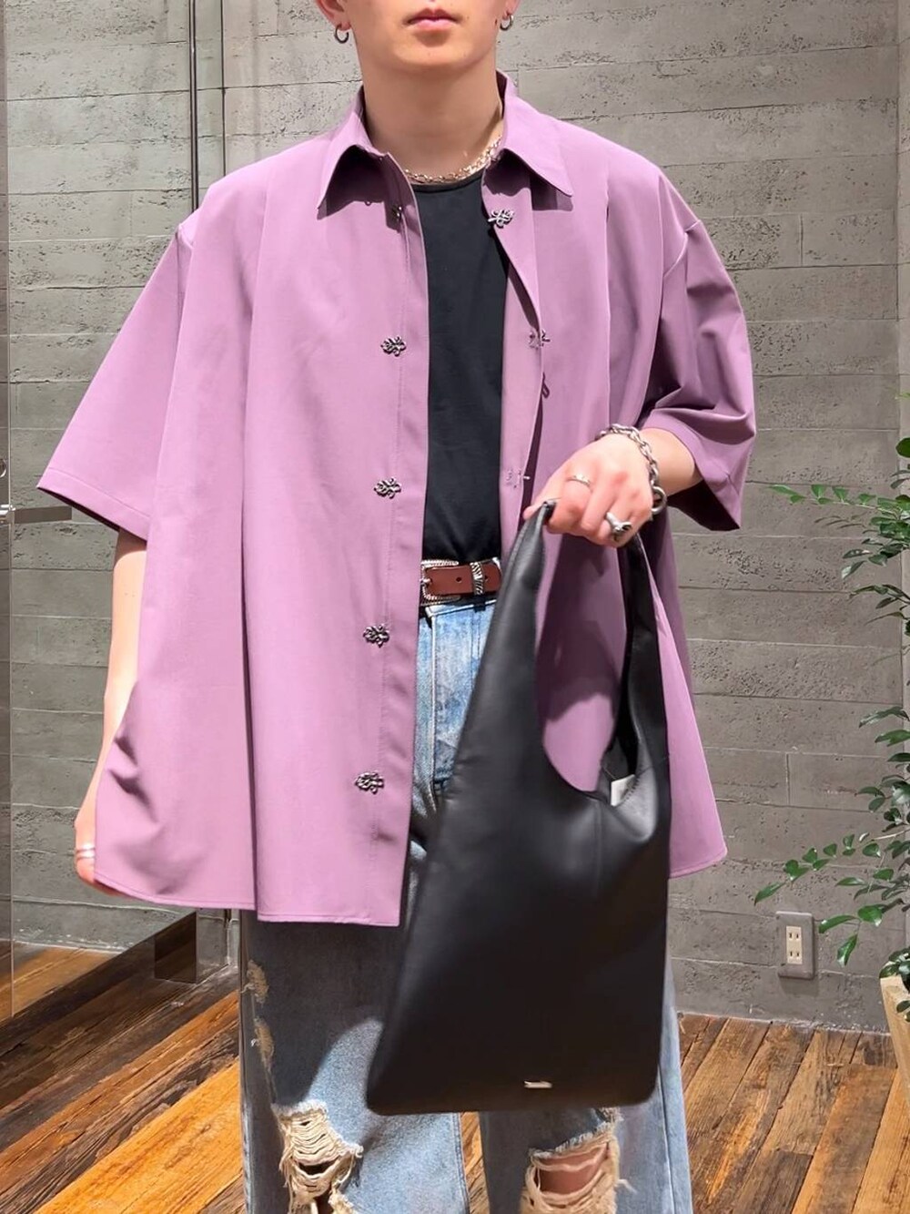 ブラック系のトートバッグ、ブルー系のデニムパンツ、ブラック系のサンダルを着用したメンズの夏コーディネートの5枚目の写真