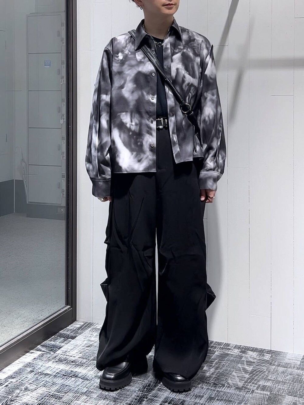 ブラック系のTシャツ/カットソー、ブラック系のショルダーバッグ、ブラック系のカーゴパンツを着用したメンズの夏コーディネートの2枚目の写真